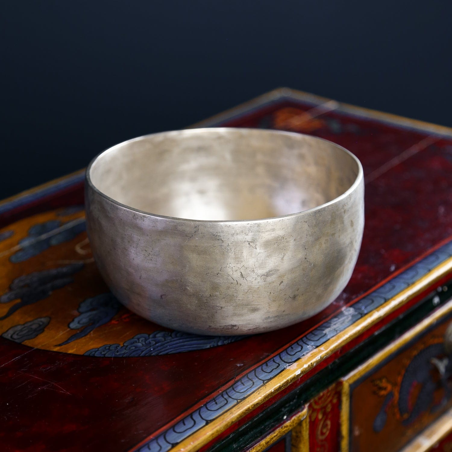 Authentic Antique Singing Bowl for Meditation & Healing - Handcrafted Tibetan Sound Therapy Instrument - Perfect for Yoga, Mindfulness & Spiritual Practices