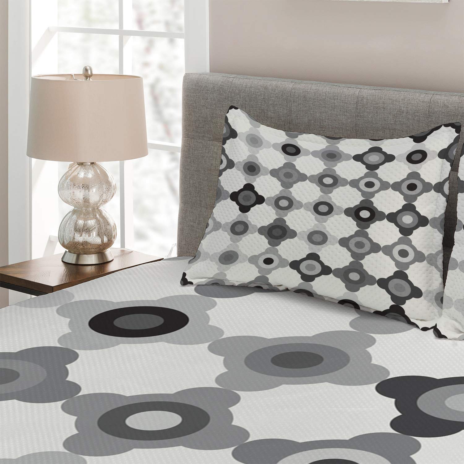 Ambesonne Abstract King Size 3-Piece Quilted Bedspread Set with 2 Pillow Shams - Surreal Geometric Pattern in Charcoal Grey - Modern Bedroom Decor for Guest Rooms & Master Suites