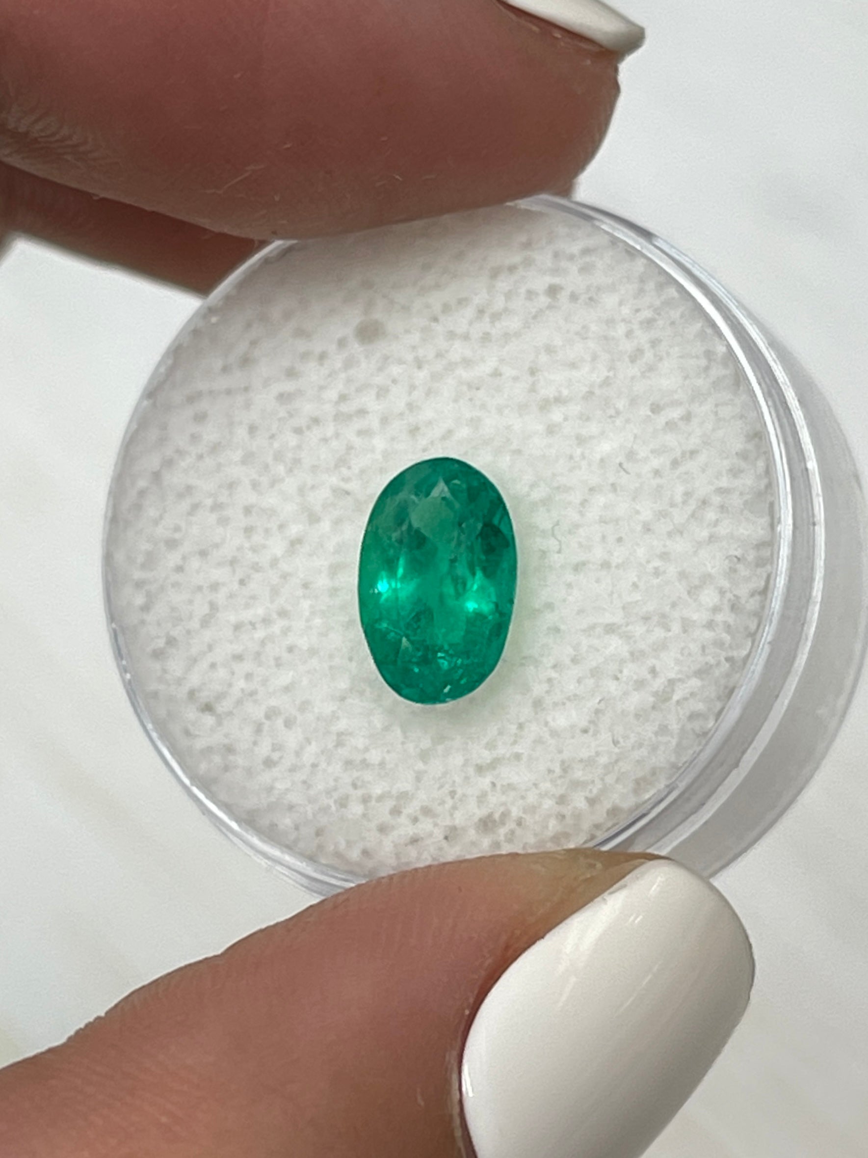 1.35 Carat 9.5x6mm Elongated Oval Cut Natural Colombian Emerald - Grass Green Loose Gemstone for Jewelry Making, Engagement Rings & Collector's Items