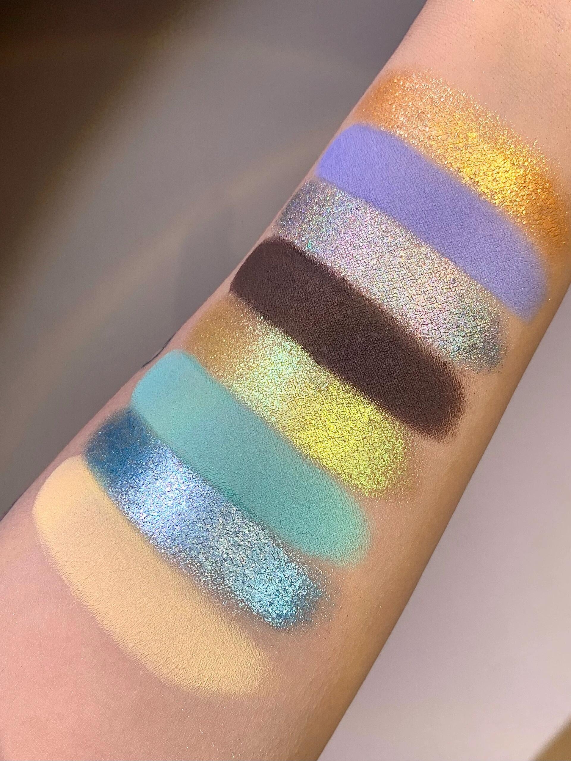 Narimi Back to the 90s Eyeshadow Palette #11 Pegasus Knight (Gilded Gold) - Vintage Makeup for Everyday Glam & Special Occasions