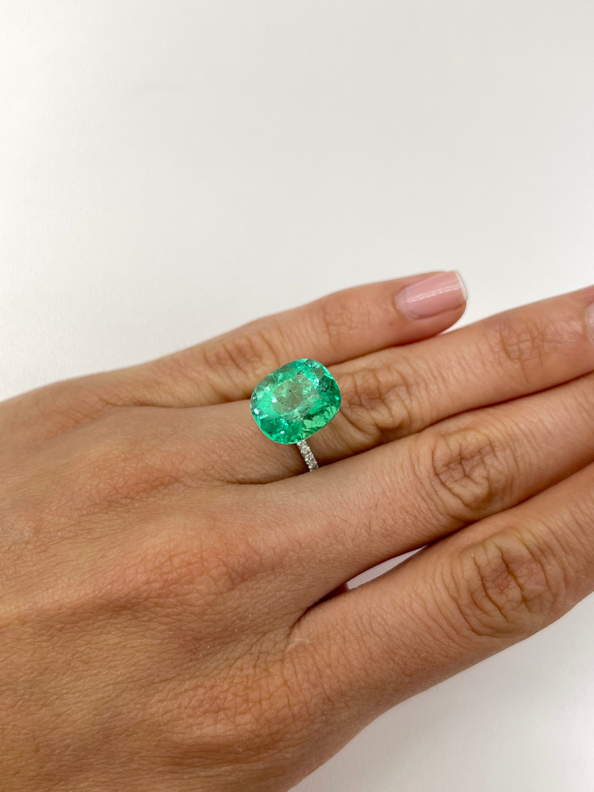 9.89 Carat 14x12mm Spring Green Natural Loose Colombian Emerald Cushion Cut Gemstone for Jewelry Making, Engagement Rings & Luxury Gifts