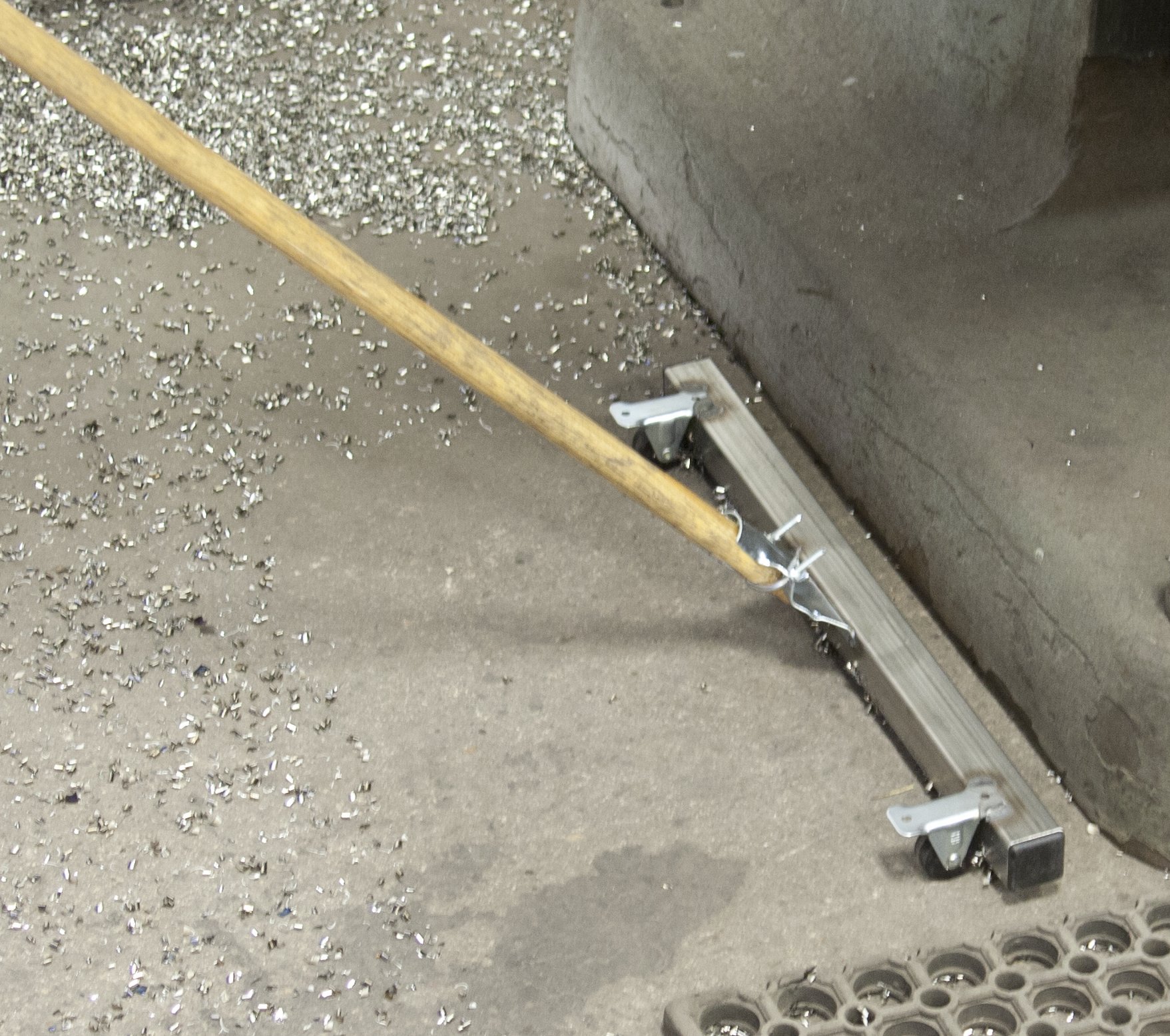 **MAG-MATE SS1800 Magnetic Floor Sweeper with 1.25