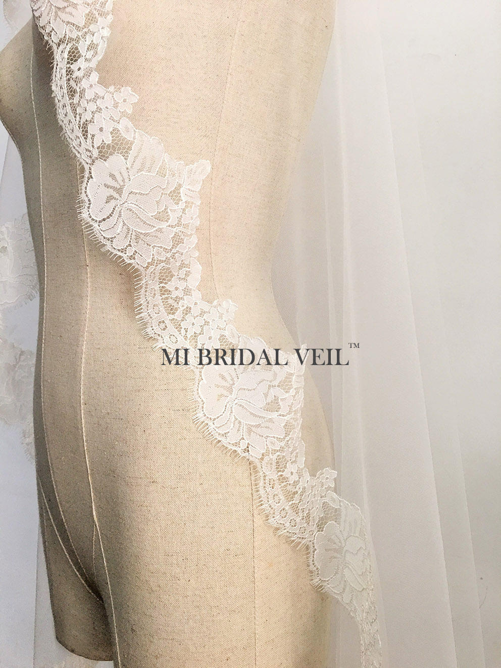 Elegant Mantilla Lace Wedding Veil with Chantilly Rose Lace - Perfect for Bridal Ceremonies, Church Weddings & Romantic Photos