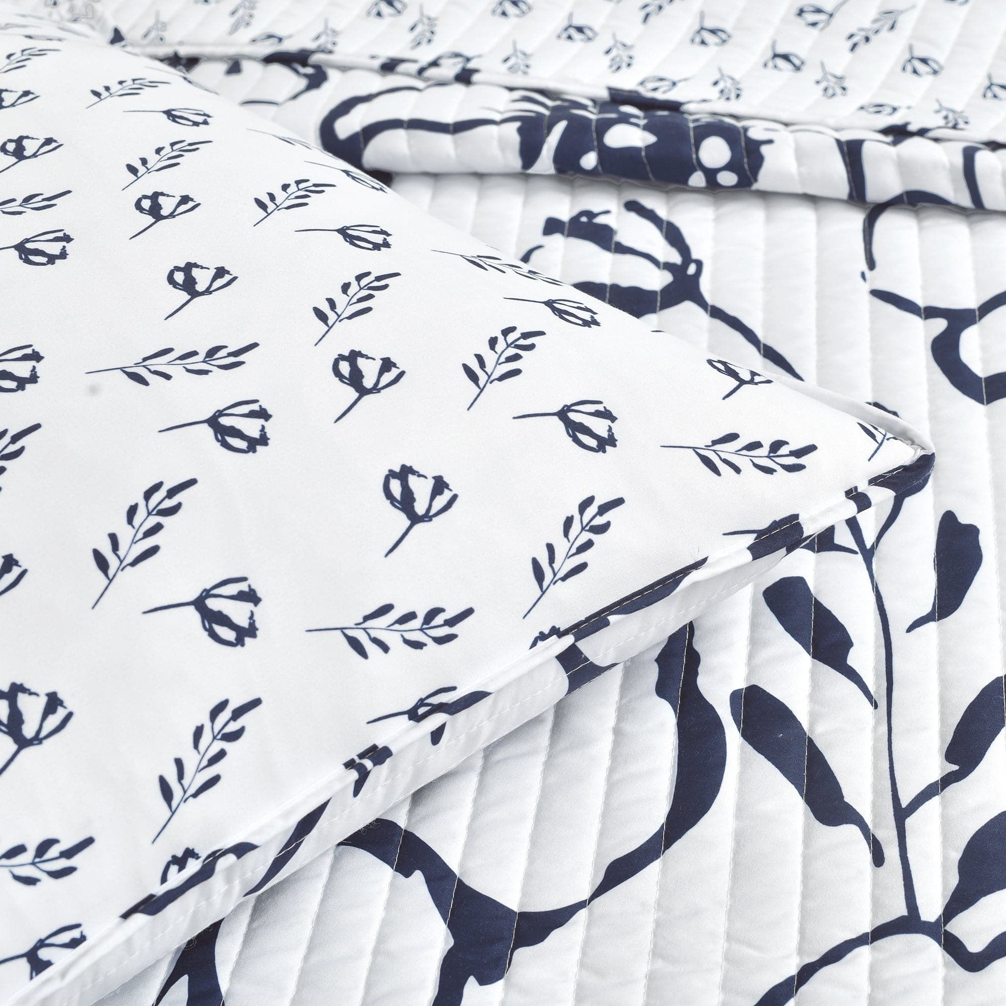 Scandinavian Floral Quilt 3 Piece Set - Soft Cotton Bedding Set with Duvet Cover, Pillow Shams & Sheet - Perfect for Master Bedroom, Guest Room & Cozy Home Decor