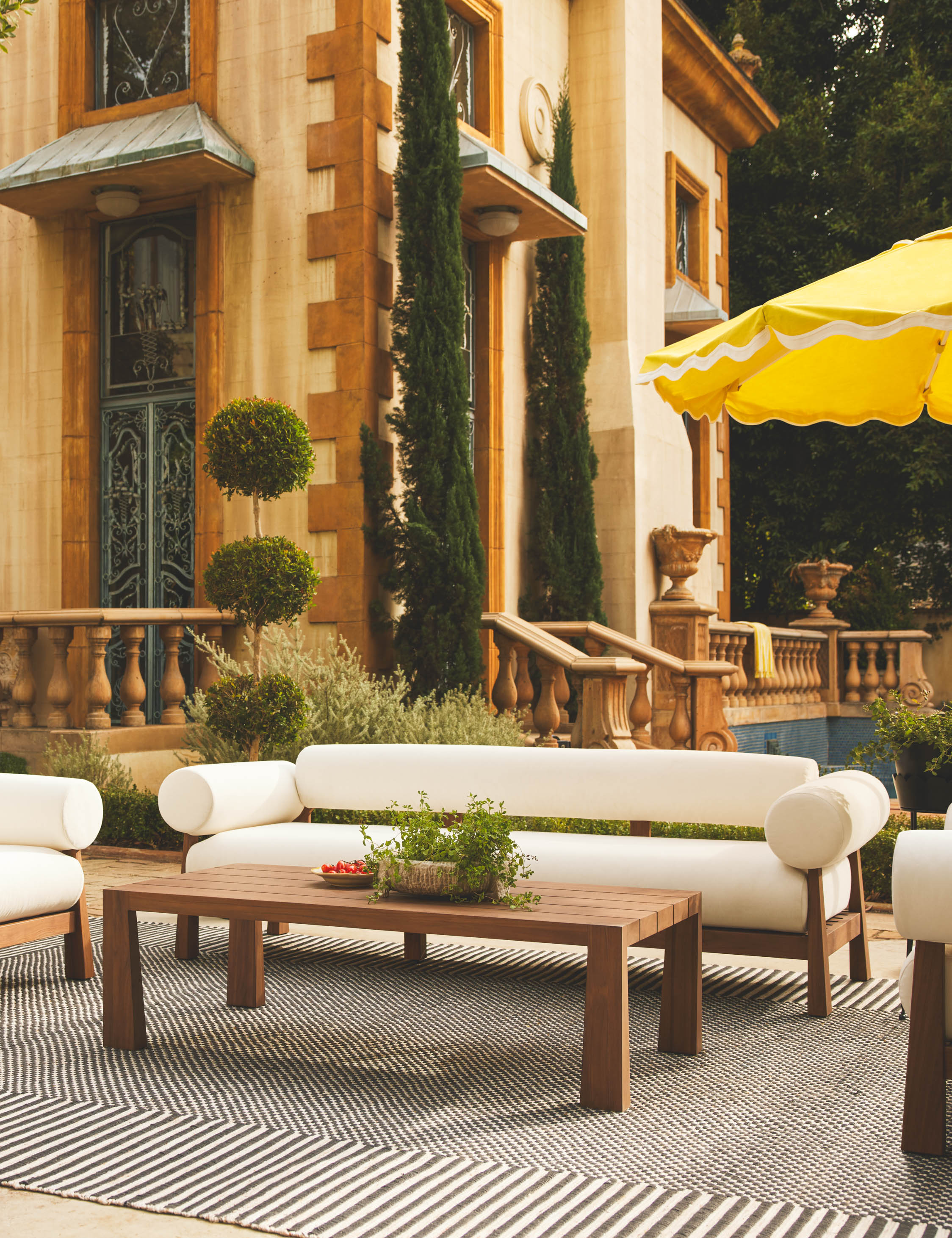 Bassano Outdoor Coffee Table - Weather-Resistant Patio Furniture for Garden, Poolside & Backyard Relaxation