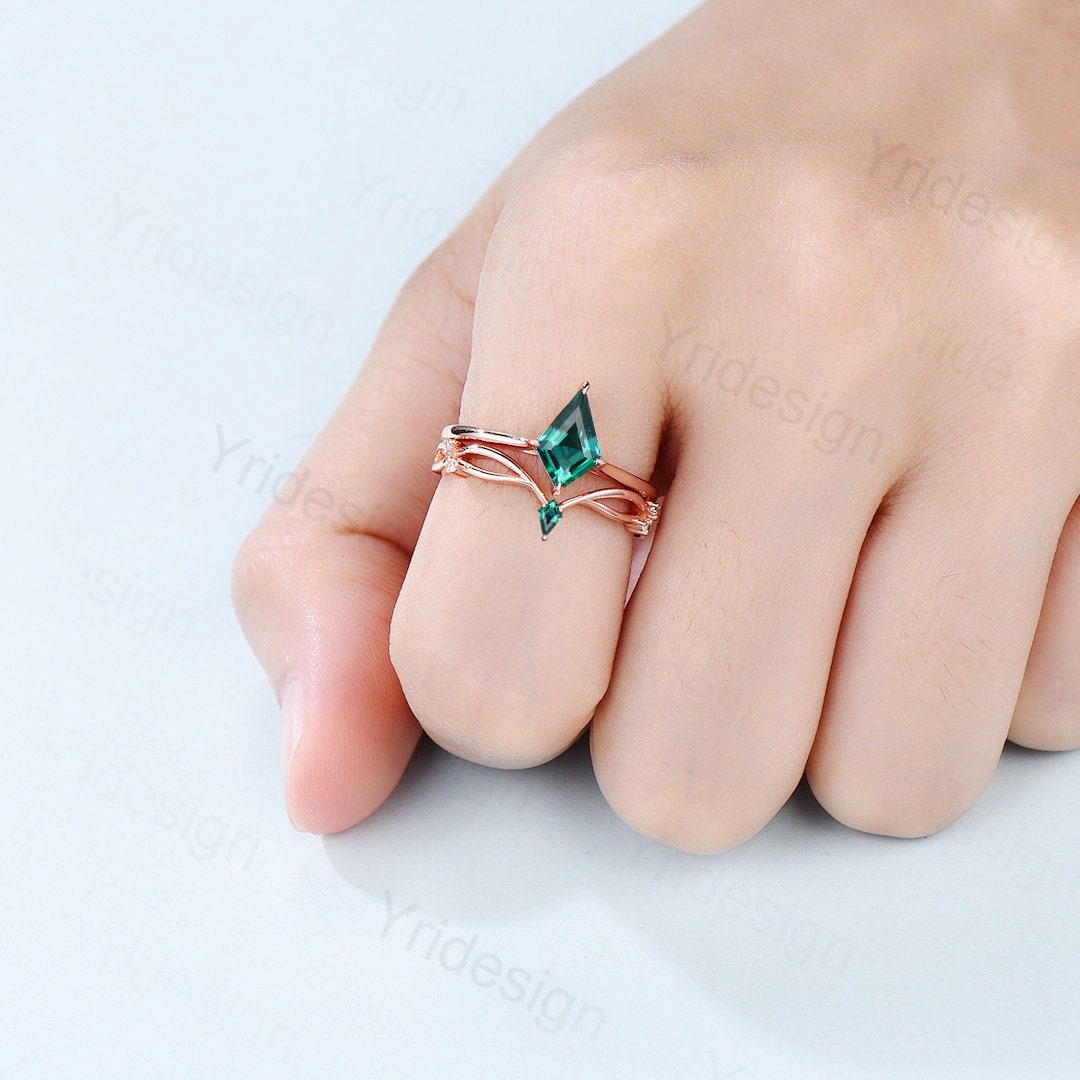 Emerald Engagement Ring Set - Kite Cut Solitaire Wedding Ring in Rose Gold, Art Deco Style, May Birthstone, Minimalist Bridal Set for Women, Anniversary Gift - Perfect for Proposals, Weddings & Special Occasions