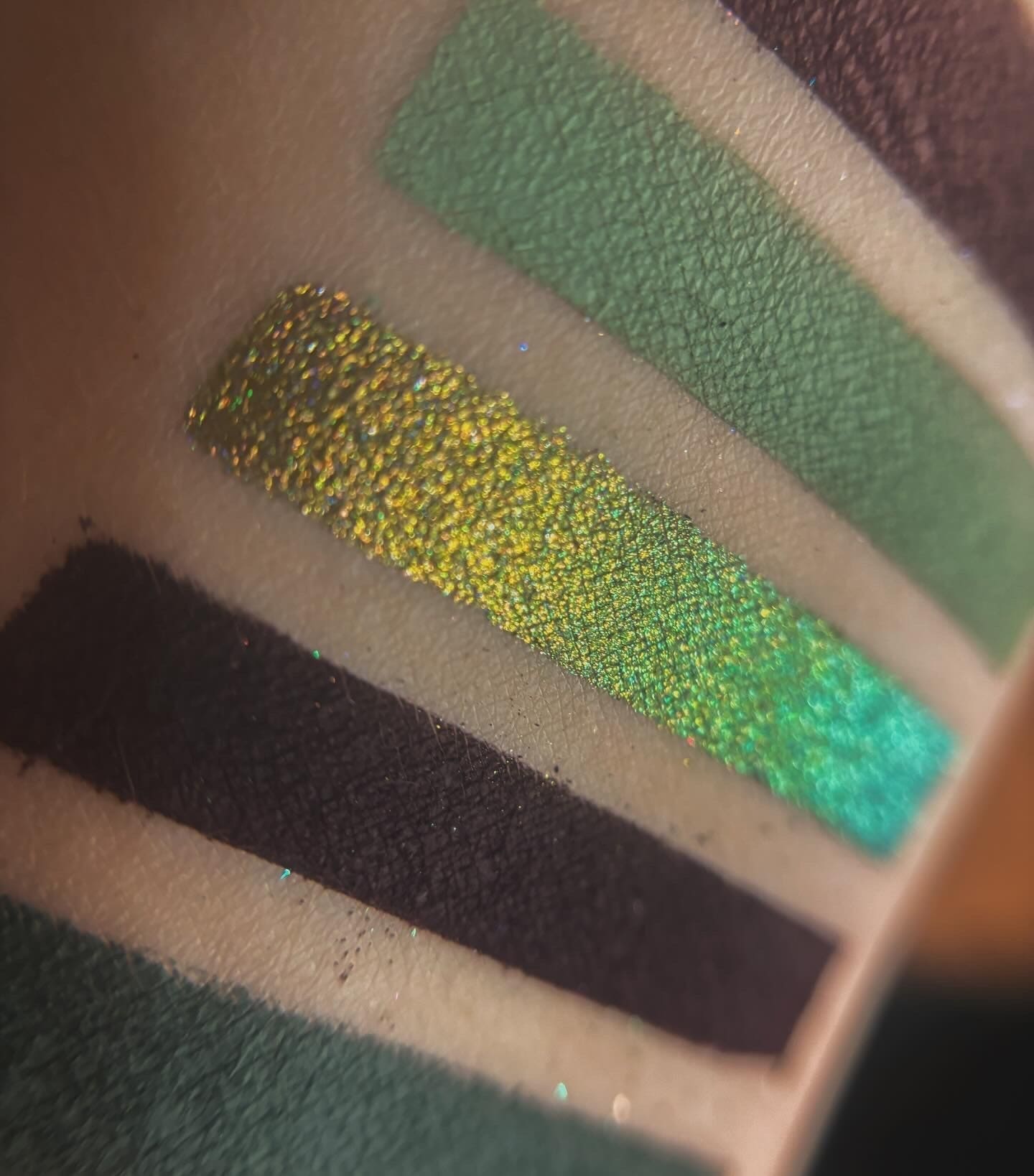 Groovy Garden Eyeshadow Palette - 12 Highly Pigmented Matte & Shimmer Shades for Stunning Eye Looks | Perfect for Daytime, Night Out & Special Occasions
