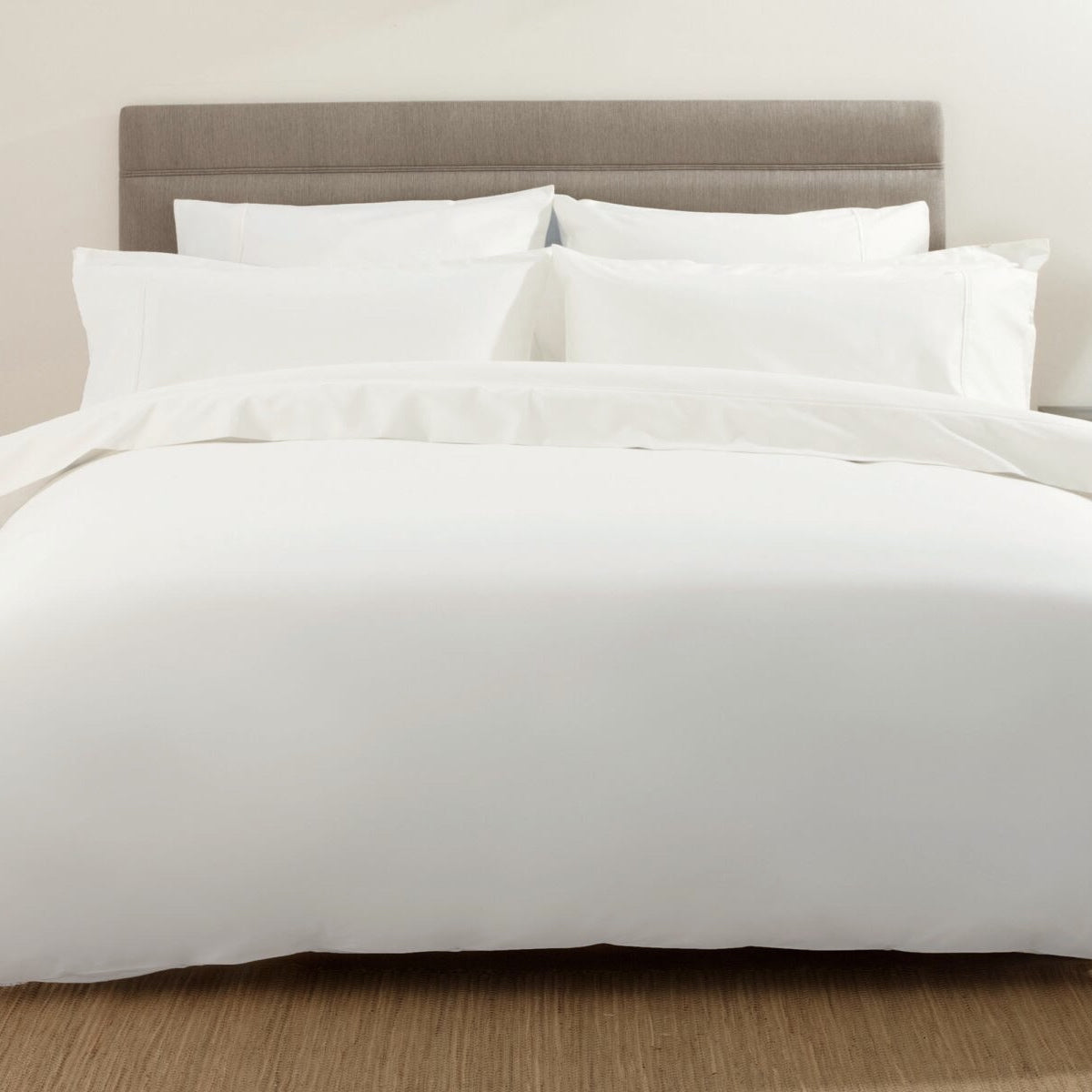 Belledorm 600 Thread Count Cotton Sateen Bed Sheets - Ivory Queen Size - Luxury Soft & Breathable Bedding Set - Perfect for Master Bedroom, Guest Room & Hotel Use