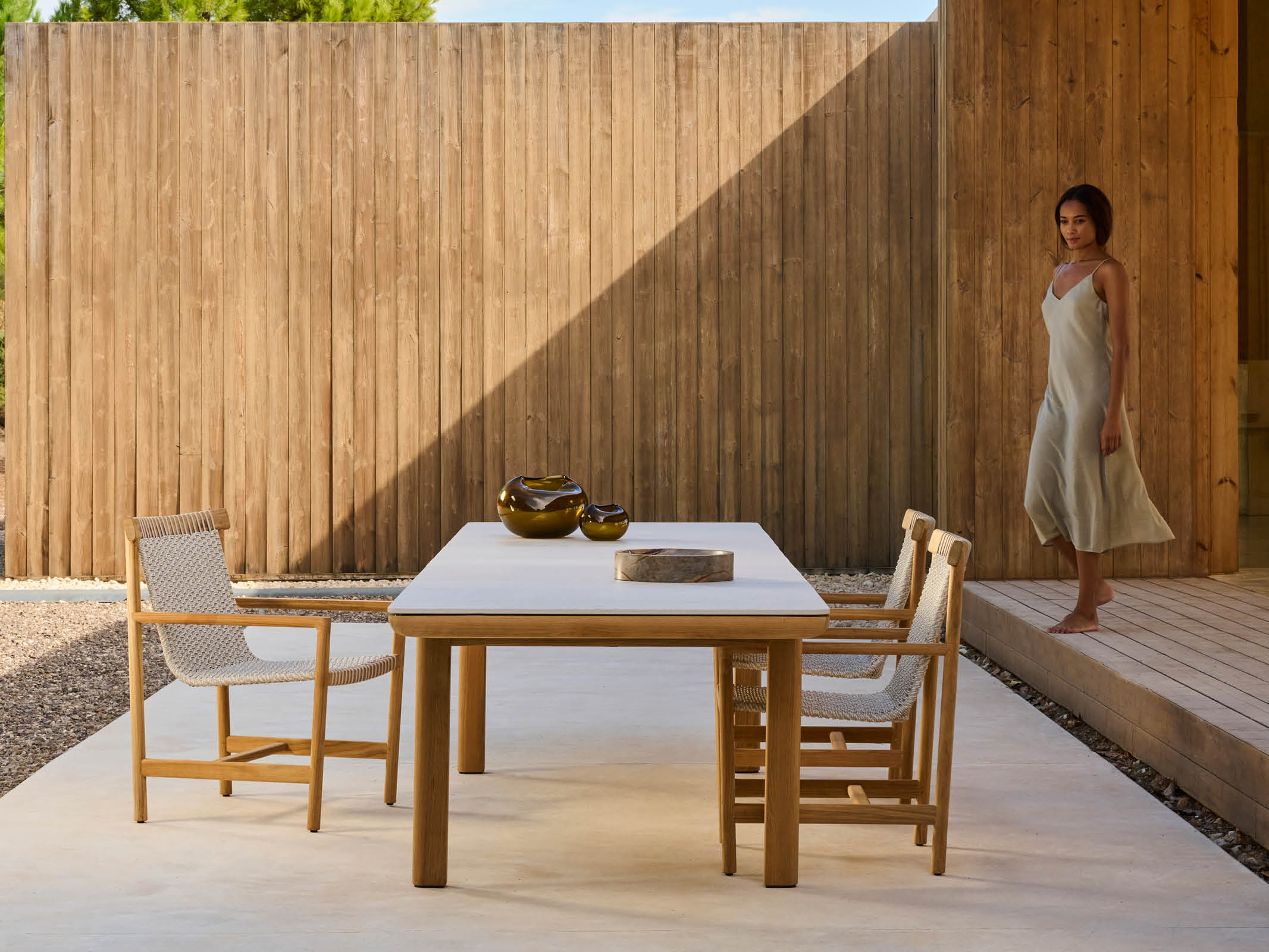 Modern Amanu Dining Table - Solid Wood Kitchen Table for 6 - Perfect for Family Dinners & Entertaining Guests