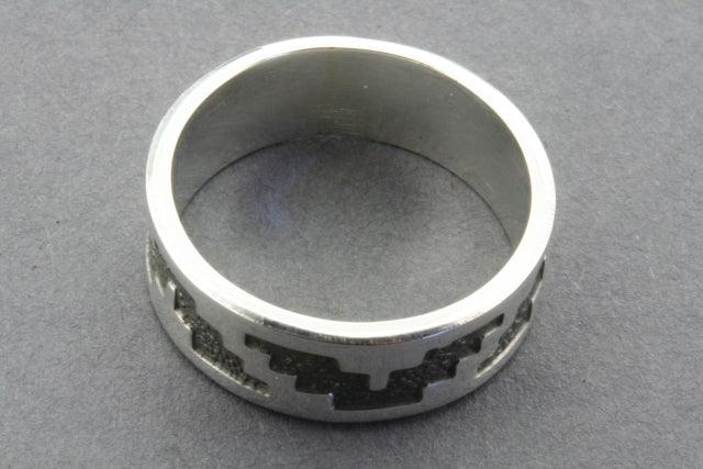 Elegant Pyramid Etched Band Ring for Women - Minimalist Stackable Jewelry for Everyday Wear & Special Occasions