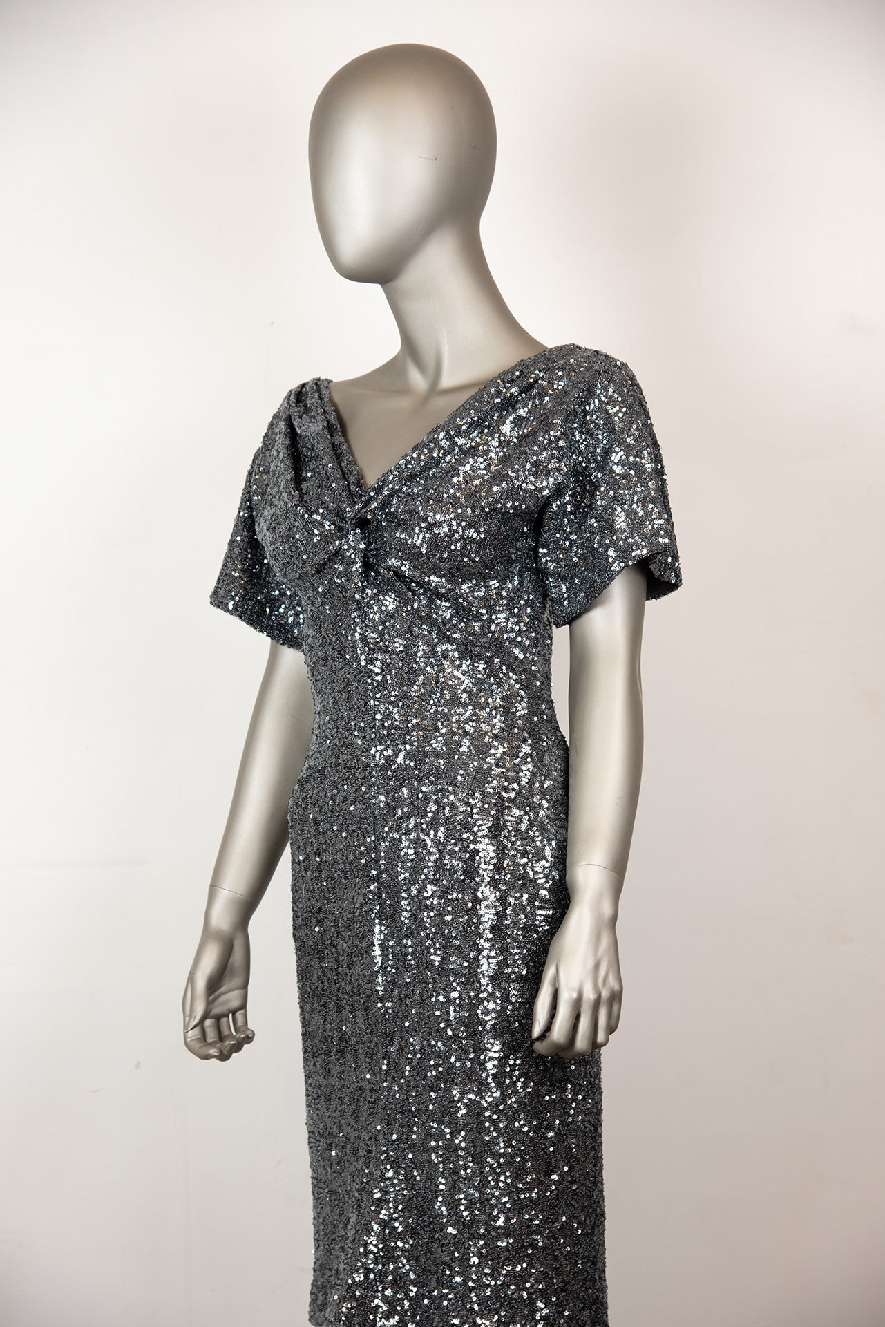 N°21 Silver Sequin Short Sleeve Dress Size 40 - Perfect for Evening Parties, Cocktail Events & Special Occasions