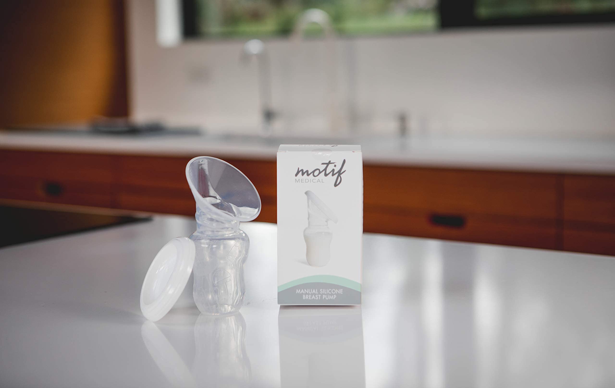 Motif Medical Luna Rechargeable Electric Breast Pump Kit for New Moms - Includes Milk Storage Bags, Insulated Nursing Bag & Manual Pump - Portable for Work, Travel & Home Use