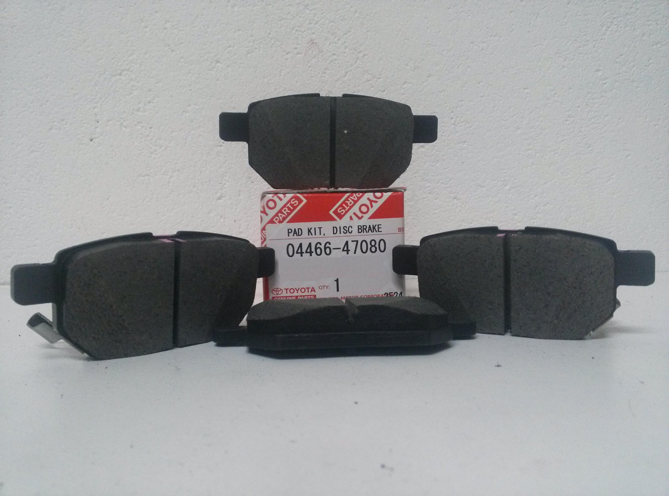 Toyota Brake Pads 04466-47080 - High Performance Ceramic Brake Pads for Toyota Camry, Corolla, RAV4 - Smooth & Quiet Braking for City Driving & Highway Commutes