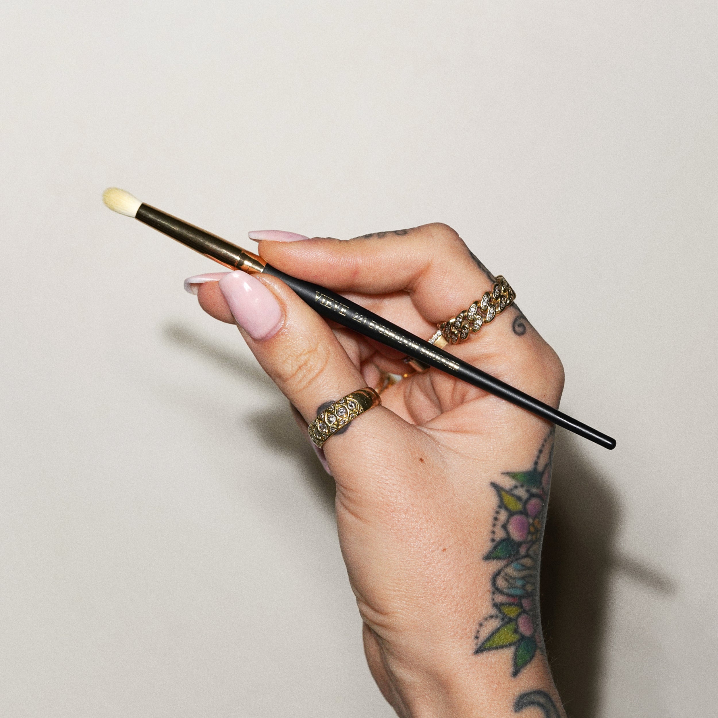 221 Eyeshadow Smudger Brush - Professional Makeup Blending Brush for Smokey Eyes & Eyeshadow Application - Perfect for Daily Makeup, Party Looks & Professional Makeup Artists