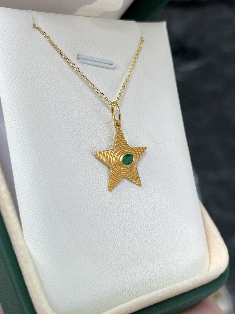 0.19ct 14K Gold Emerald Star Pendant Necklace - Textured Rippled Oval Bezel 585 - Perfect for Anniversary Gifts, Valentine's Day & Special Occasions