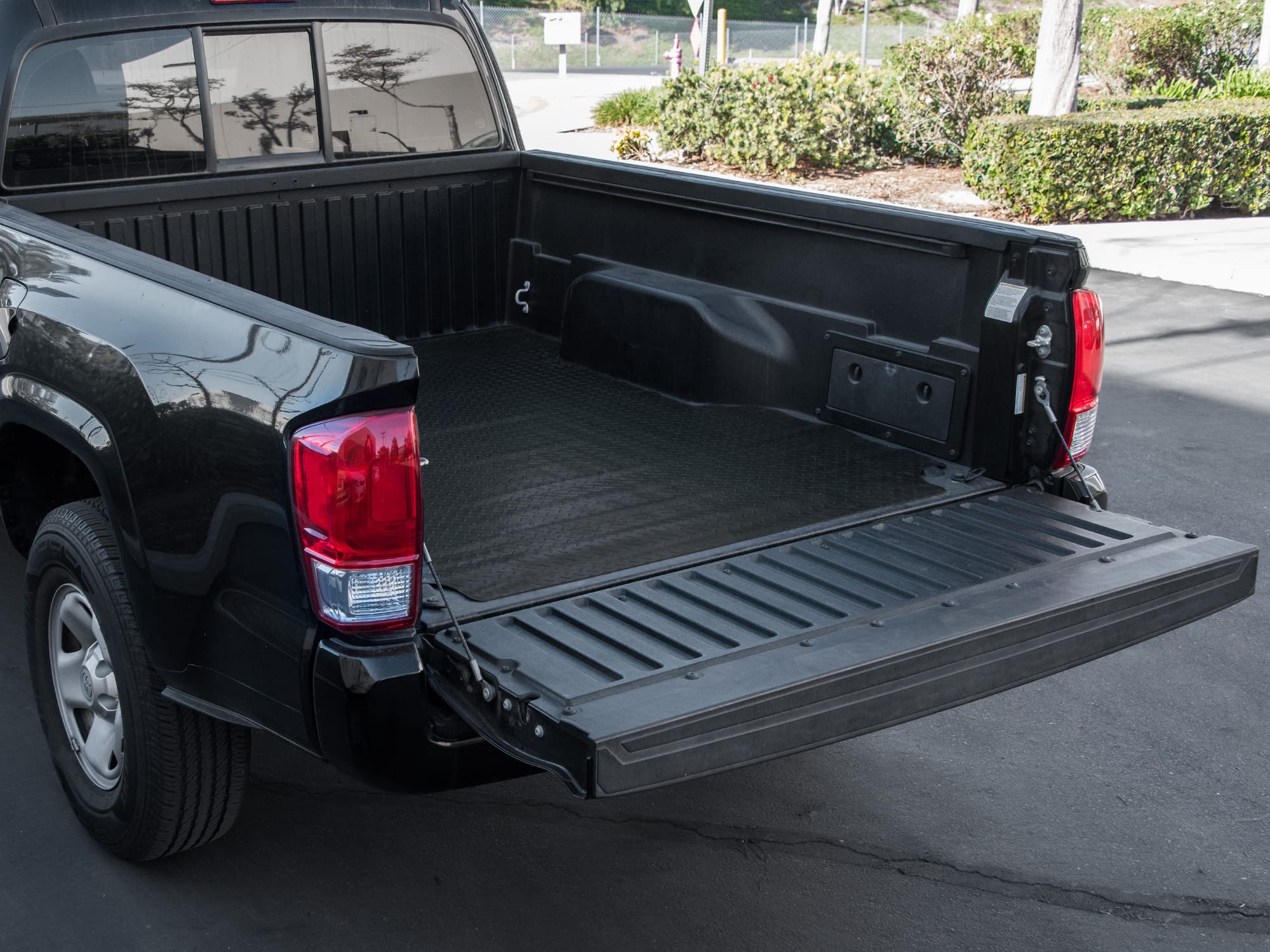 ARMORDILLO USA 8706015 Diamond Plate Rubber Truck Bed Mat - Black for 2015-2022 Ford F150 5.5' Short Bed (66