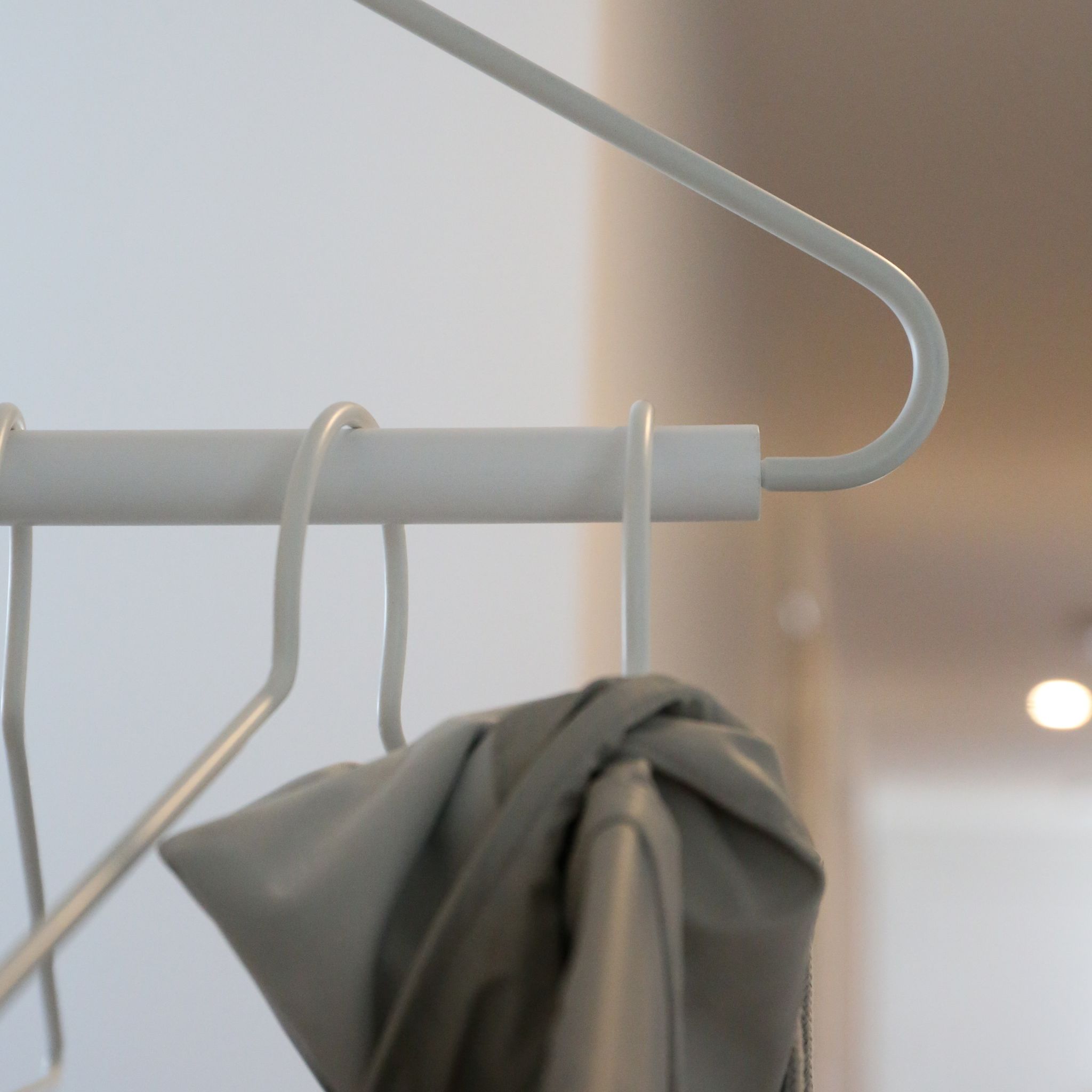 DESIGNSTUFF White Curve Clothes Rack - Freestanding Garment Rack for Bedroom, Closet & Laundry Room Organization | Space-Saving Clothing Storage Solution