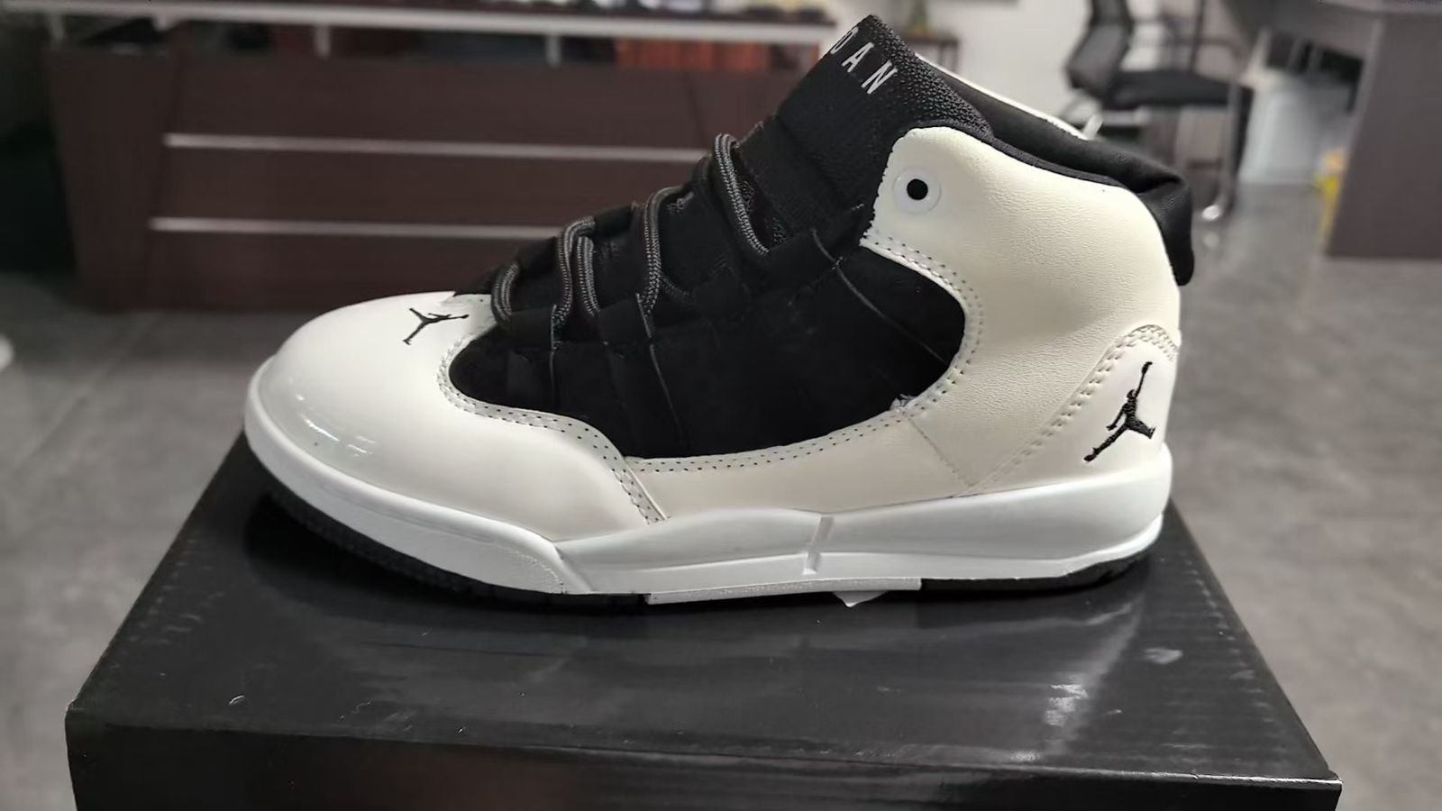 Kids Jordan Max Aura Basketball Shoes - Black/White - High-Performance Sneakers for Boys & Girls - Perfect for School, Sports & Casual Wear