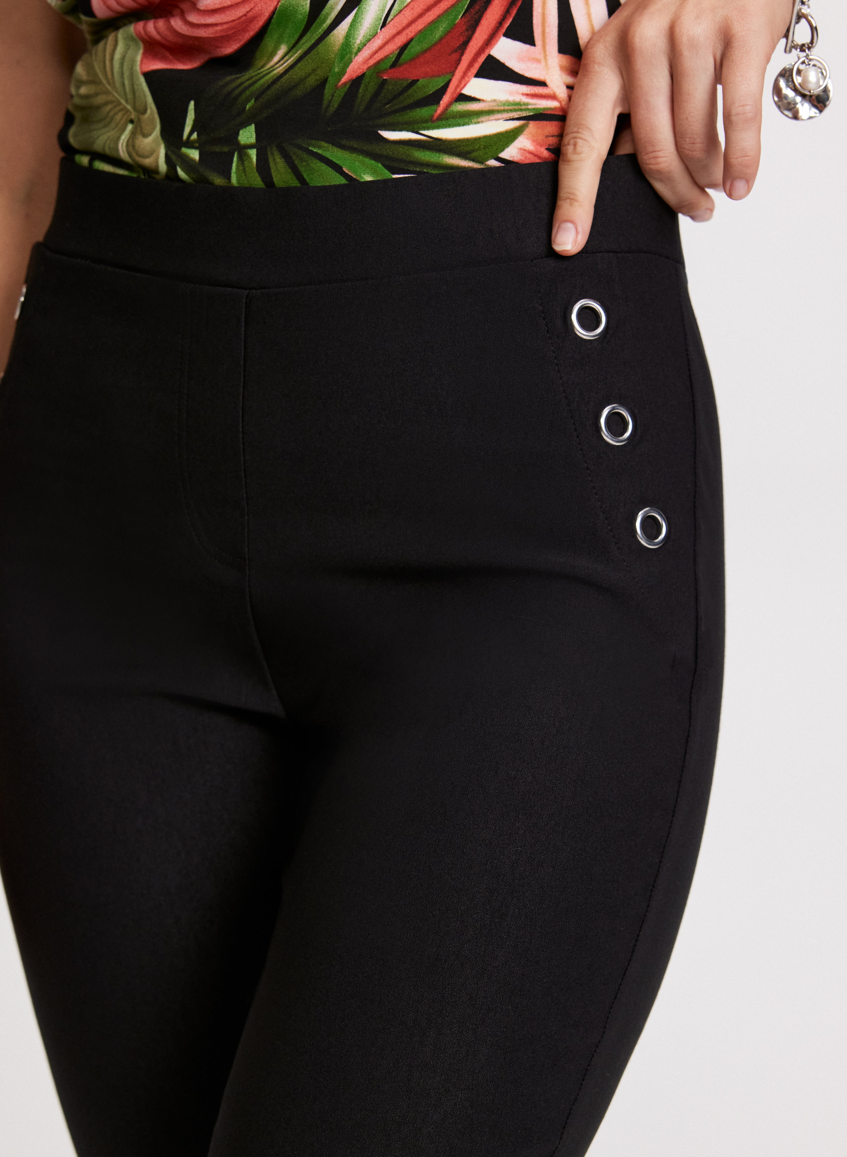 Stylish Eyelet Pull-On Capris for Women - Comfortable Summer Casual Pants with Decorative Details - Perfect for Beach, Travel & Everyday Wear