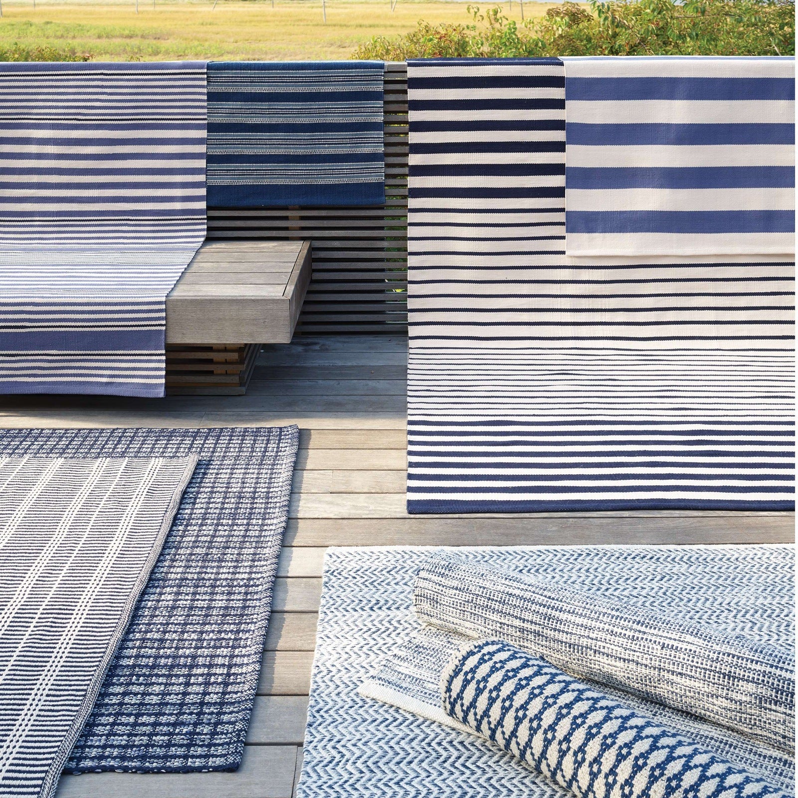 Dash & Albert Coastal Blue Indoor/Outdoor Rug - Water-Resistant & Durable - Perfect for Patio, Deck, Living Room & Bedroom Decor