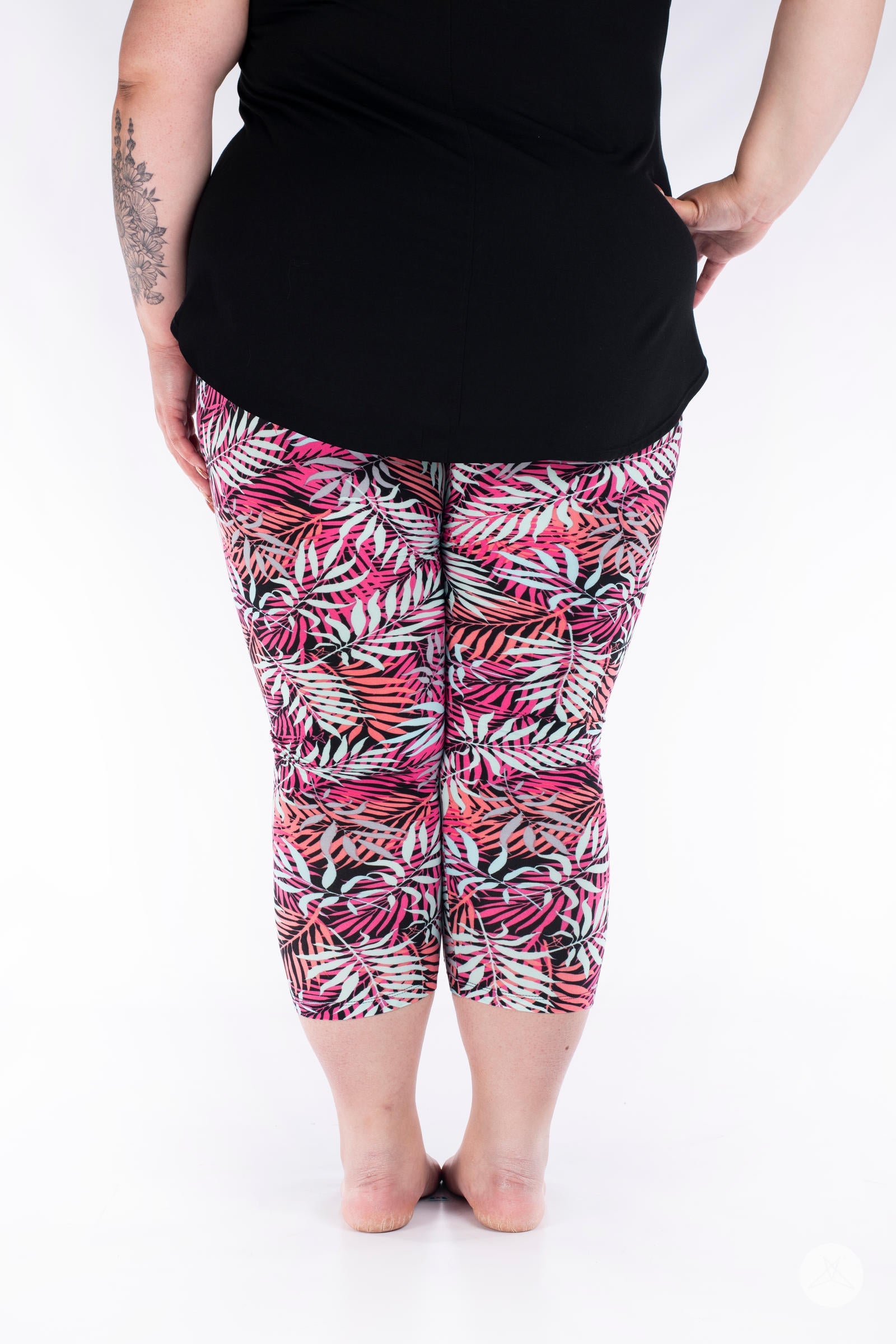 Talk To The Palm Crops Funny Sarcastic T-Shirt - Perfect for Parties, Gifts & Casual Wear