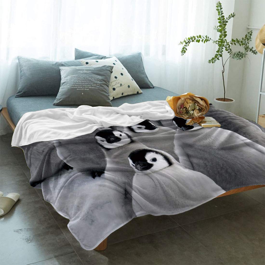 LUSWEET Soft Plush Fleece Throw Blanket - Cute Penguin Design, 40x50 Inch, Lightweight & Warm for Sofa, Bed, Couch - Perfect for Cozy Nights, Movie Time, and Winter Comfort