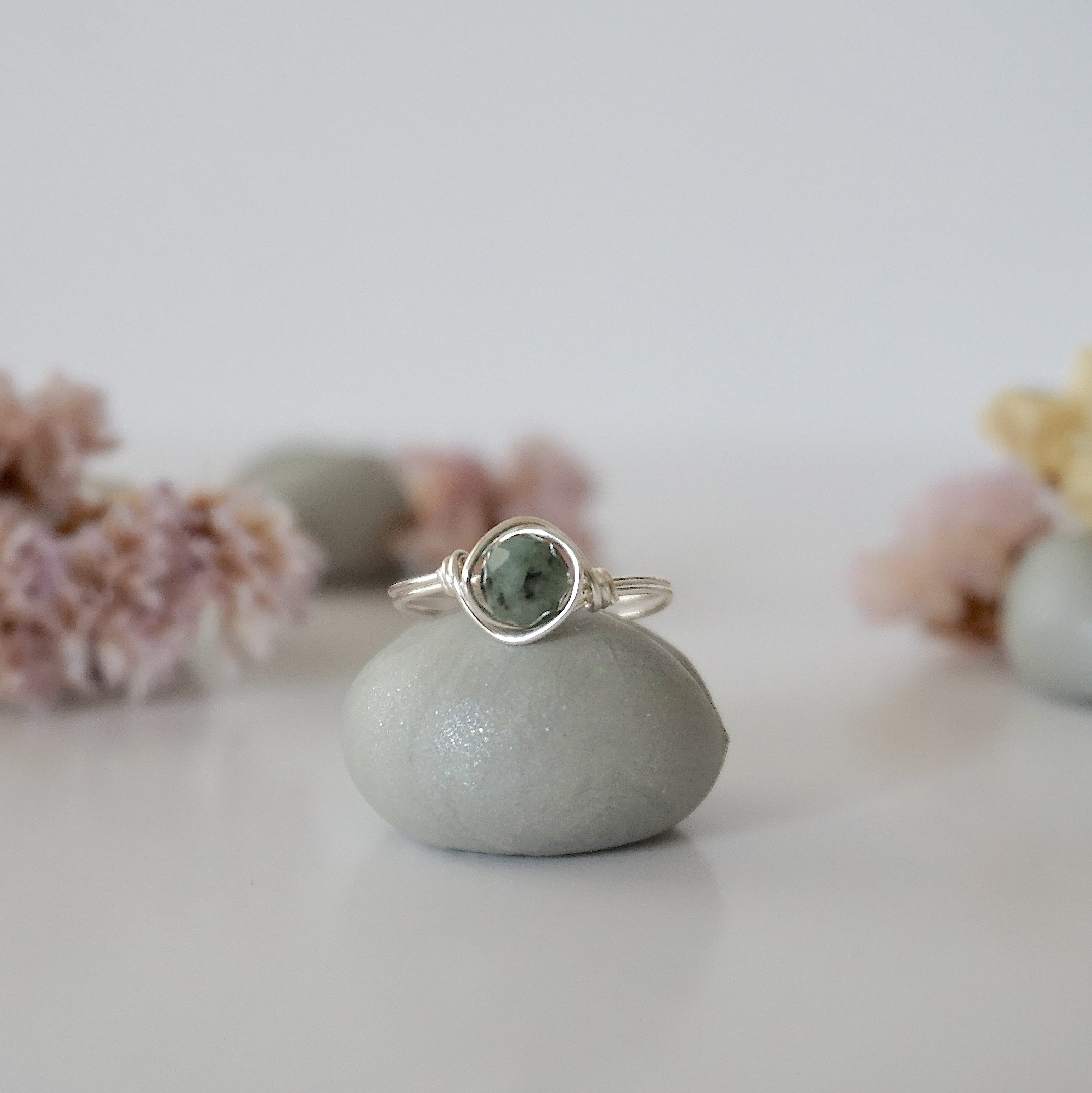 Emerald Birthstone Ring for Women - Elegant May Birthstone Jewelry Gift for Mom, Sister, Girlfriend - Perfect for Birthdays, Anniversaries & Special Occasions