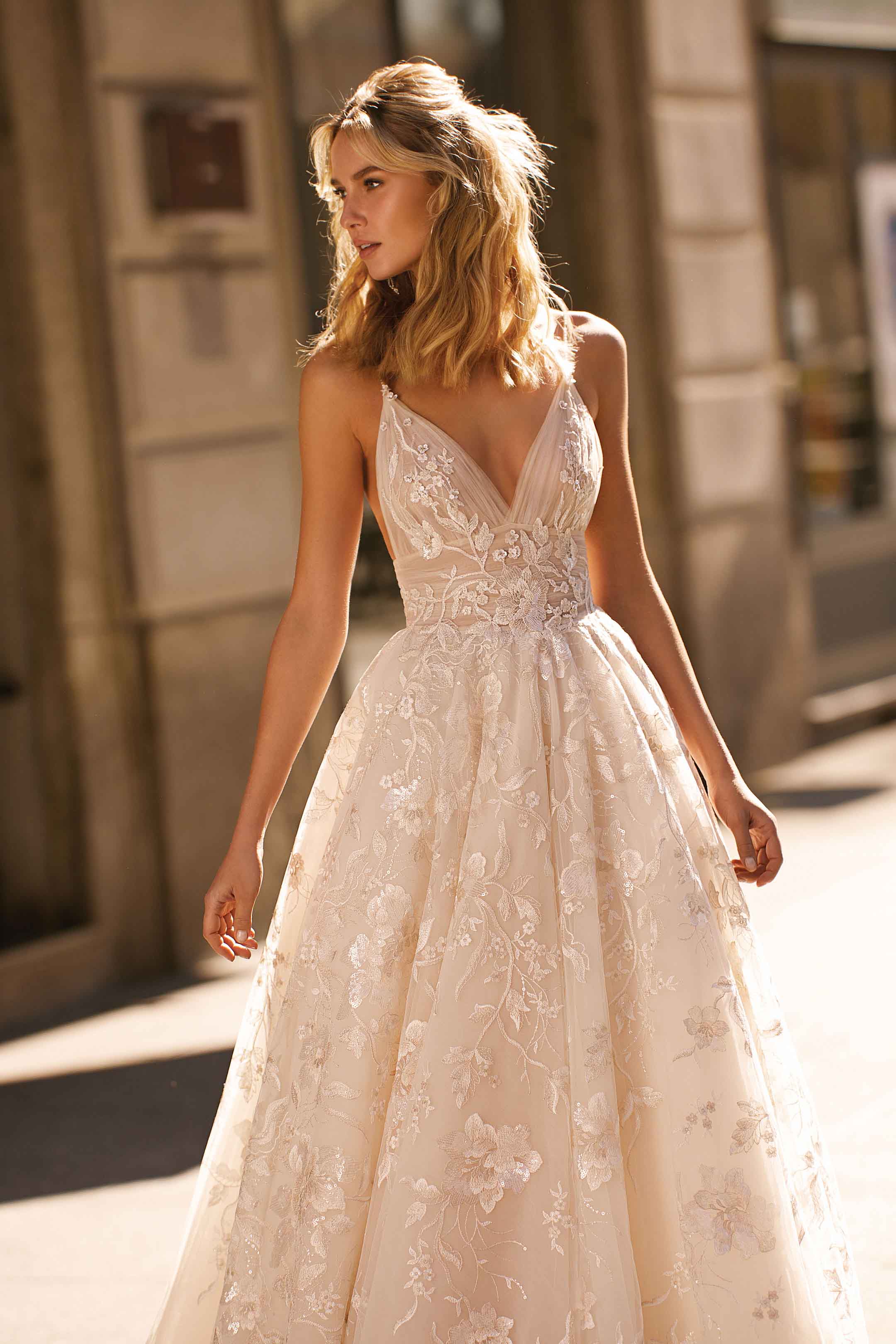 Berta 20 06 Wedding Dress Size 10 - Elegant Lace Bridal Gown for Evening Ceremonies and Formal Events
