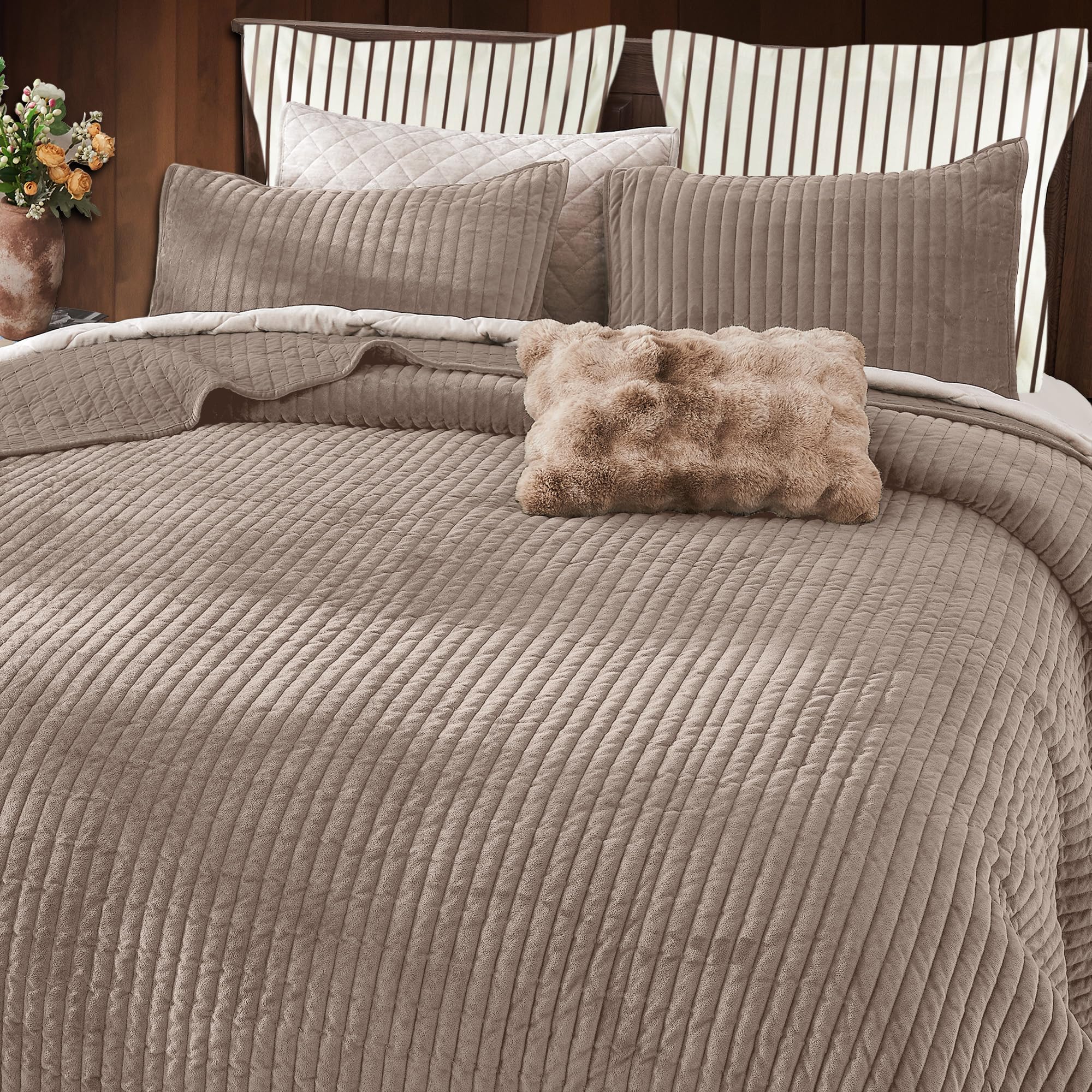 SHALALA Velvet Quilt Queen Size - Striped Bedding Set with Lightweight Velvet Comforter & Luxurious Suede Bedspread | Soft Brushed Microfiber Back Coverlet for All Seasons (Light Taupe, Full/Queen) | Perfect for Master Bedroom, Guest Room & Cozy Winter Nights