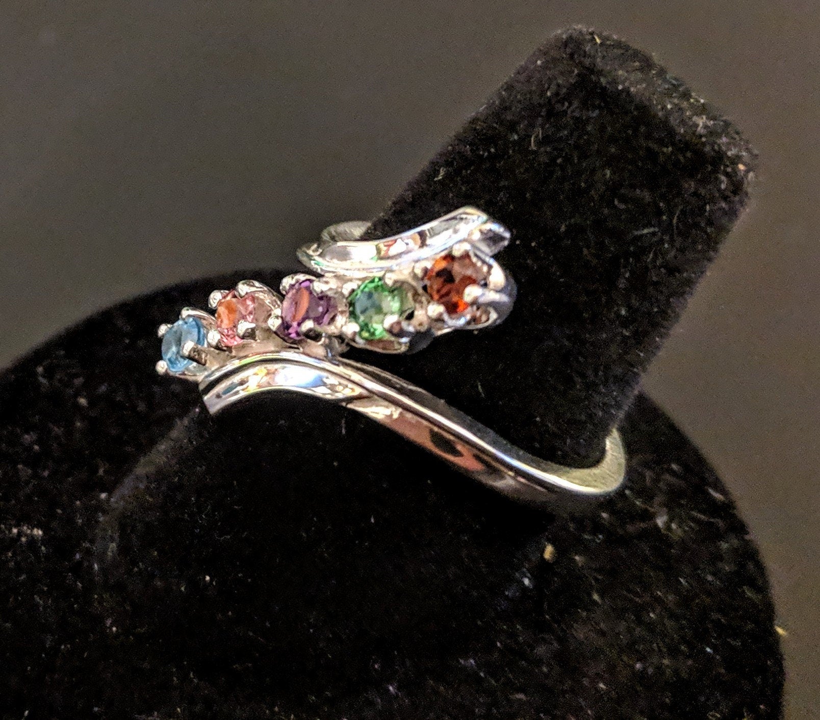 Custom Mother's Ring in Solid Sterling Silver or 14K Gold (White/Yellow/Rose) - 3 to 6 Natural Birthstones with Engraving - Personalized Jewelry Gift for Mom, Grandma, Birthday, Anniversary - Perfect for Mother's Day, Christmas & Special Occasions