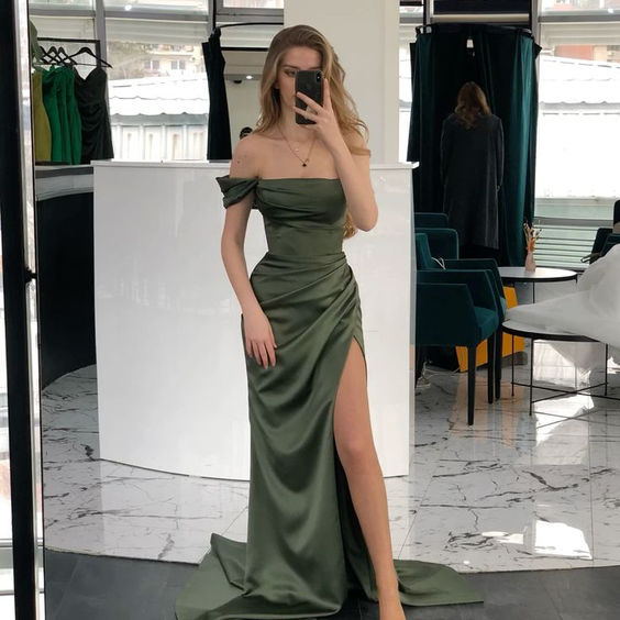 Elegant Off-the-Shoulder Emerald Green Sheath Prom Dress with High Slit - Formal Evening Gown for Homecoming, Pageant & Special Occasions