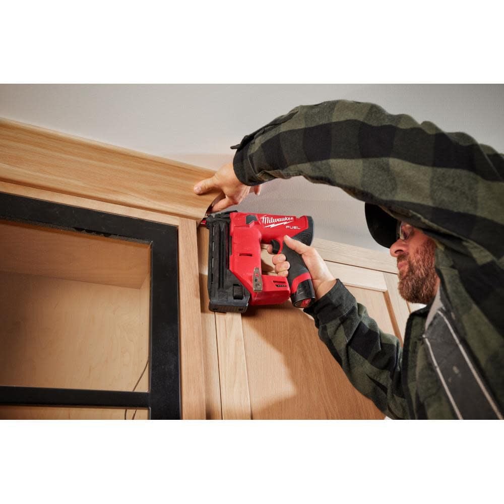Milwaukee 2541-20 M12 FUEL™ 18 Gauge Compact Brad Nailer - Cordless Electric Nail Gun for Woodworking, Trim & DIY Projects - Perfect for Carpentry, Furniture Making & Home Renovation