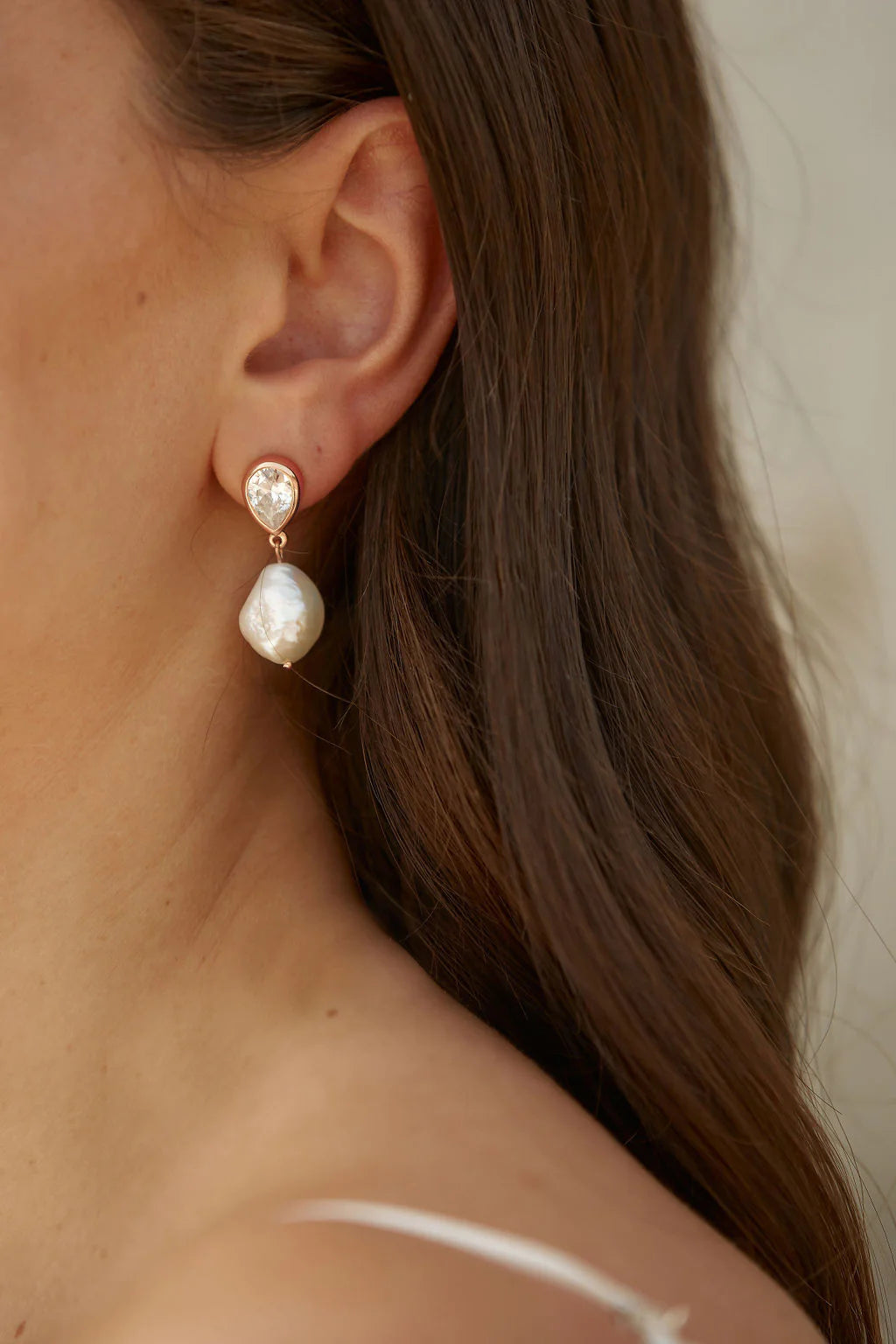 Lola Knight Oceane Pearl & Teardrop Crystal Earrings - Rose Gold Dangle Earrings for Women, Elegant Bridal Jewelry Gift for Wedding, Party & Special Occasions