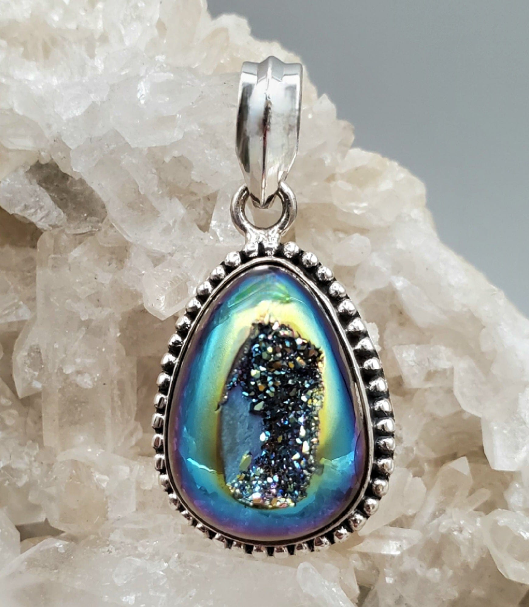 Aura Druzy Pendant Necklace - Natural Crystal Jewelry for Women, Healing Stone Pendant with Adjustable Chain - Perfect for Meditation, Yoga & Spiritual Gifts