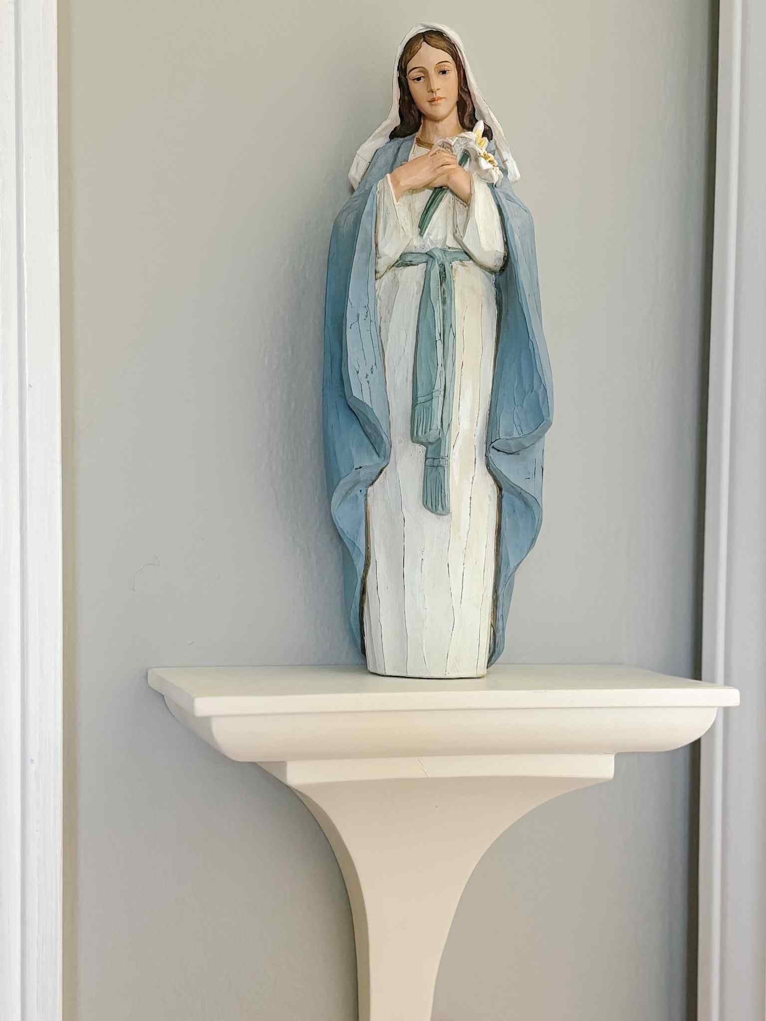White Decorative Statue Shelf - Elegant Display Shelf for Home Decor, Books & Collectibles - Perfect for Living Room, Bedroom & Office