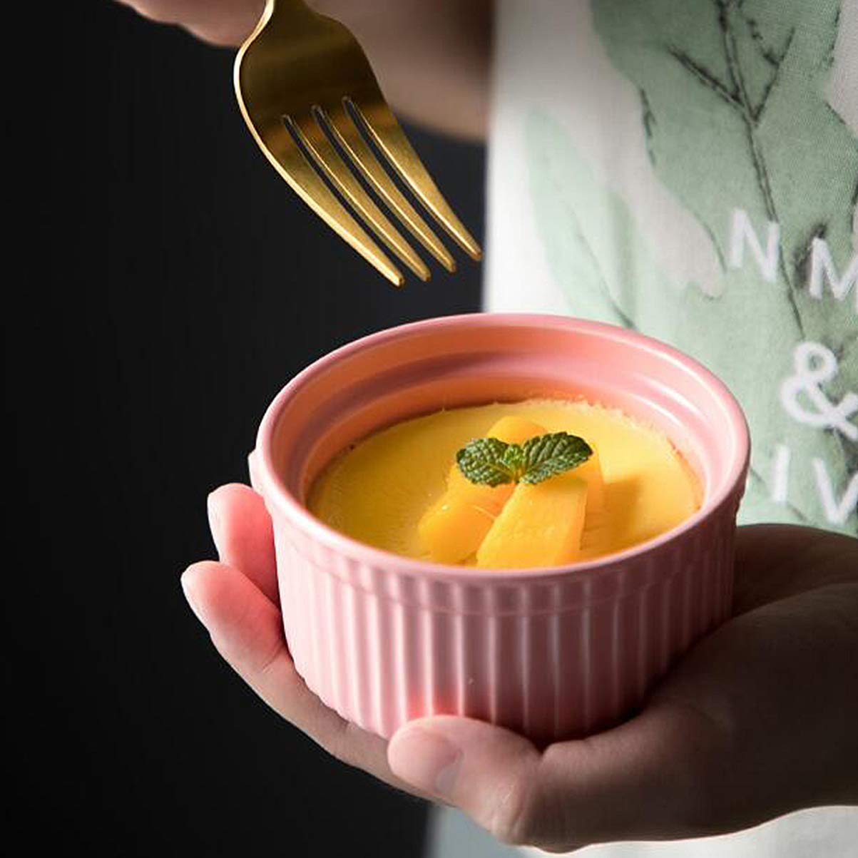 Cabilock Porcelain Ramekins with Lid - 4oz Small Baking Dishes for Desserts, Custard, Pudding & Creme Brulee - Pink Ceramic Dipping Bowls for Kitchen, Restaurant & Party Serving