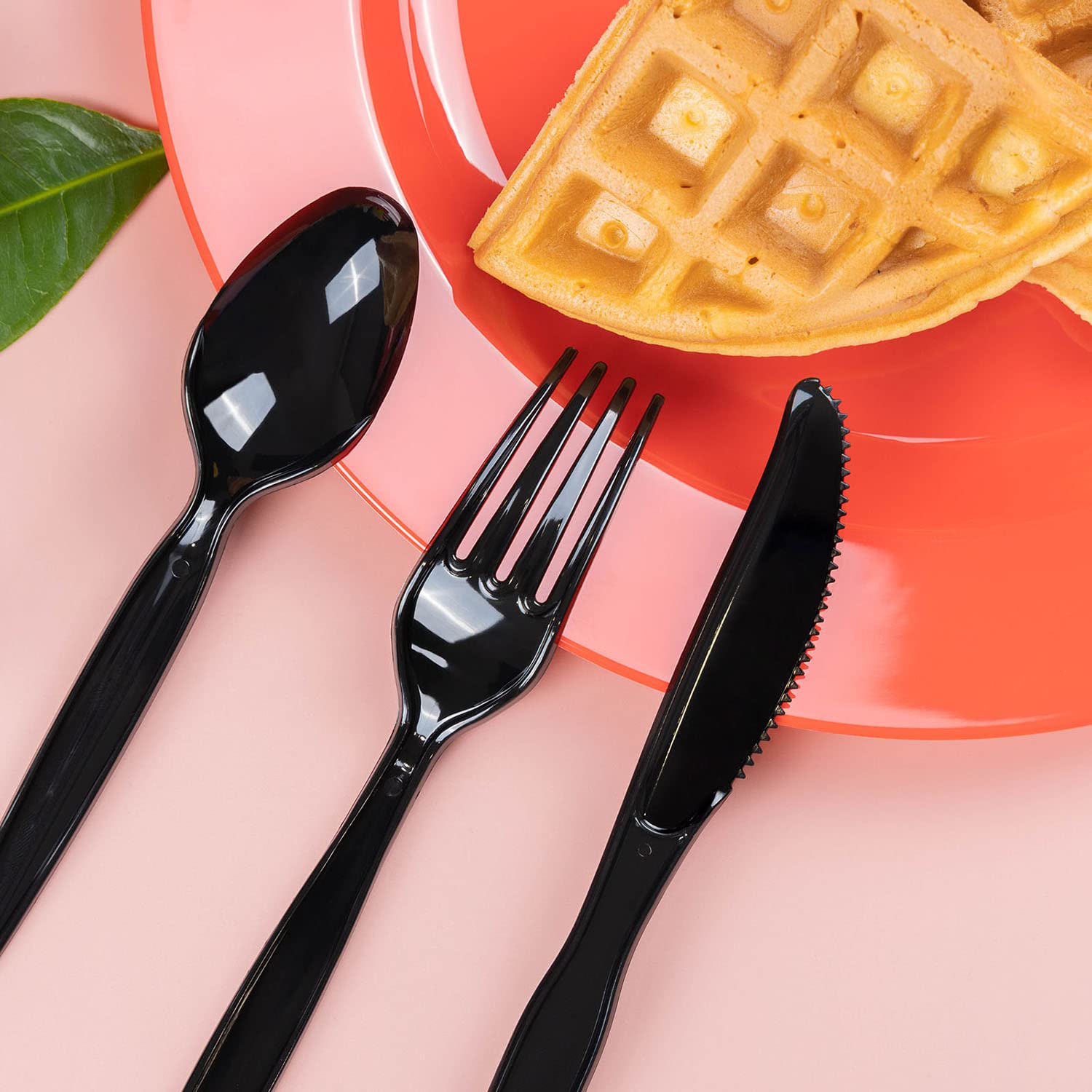 Heavy Duty Black Plastic Knives - 100 Pack Disposable Cutlery for Parties, Picnics, BBQs & Catering Events - Durable & Eco-Friendly Party Supplies