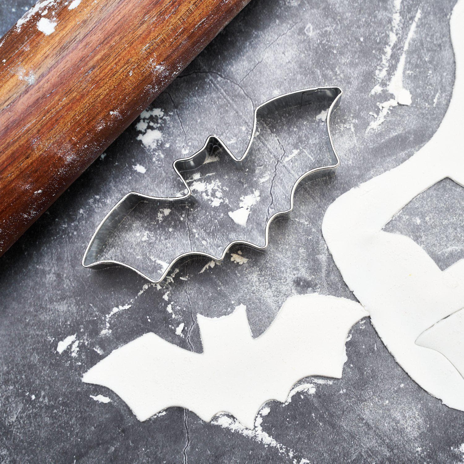 Halloween Bat Metal Cookie Cutter - 5 1/8 Inch Stainless Steel Baking Tool for Spooky Cookies, Cupcakes & Decorations - Perfect for Halloween Parties, DIY Baking & Holiday Treats