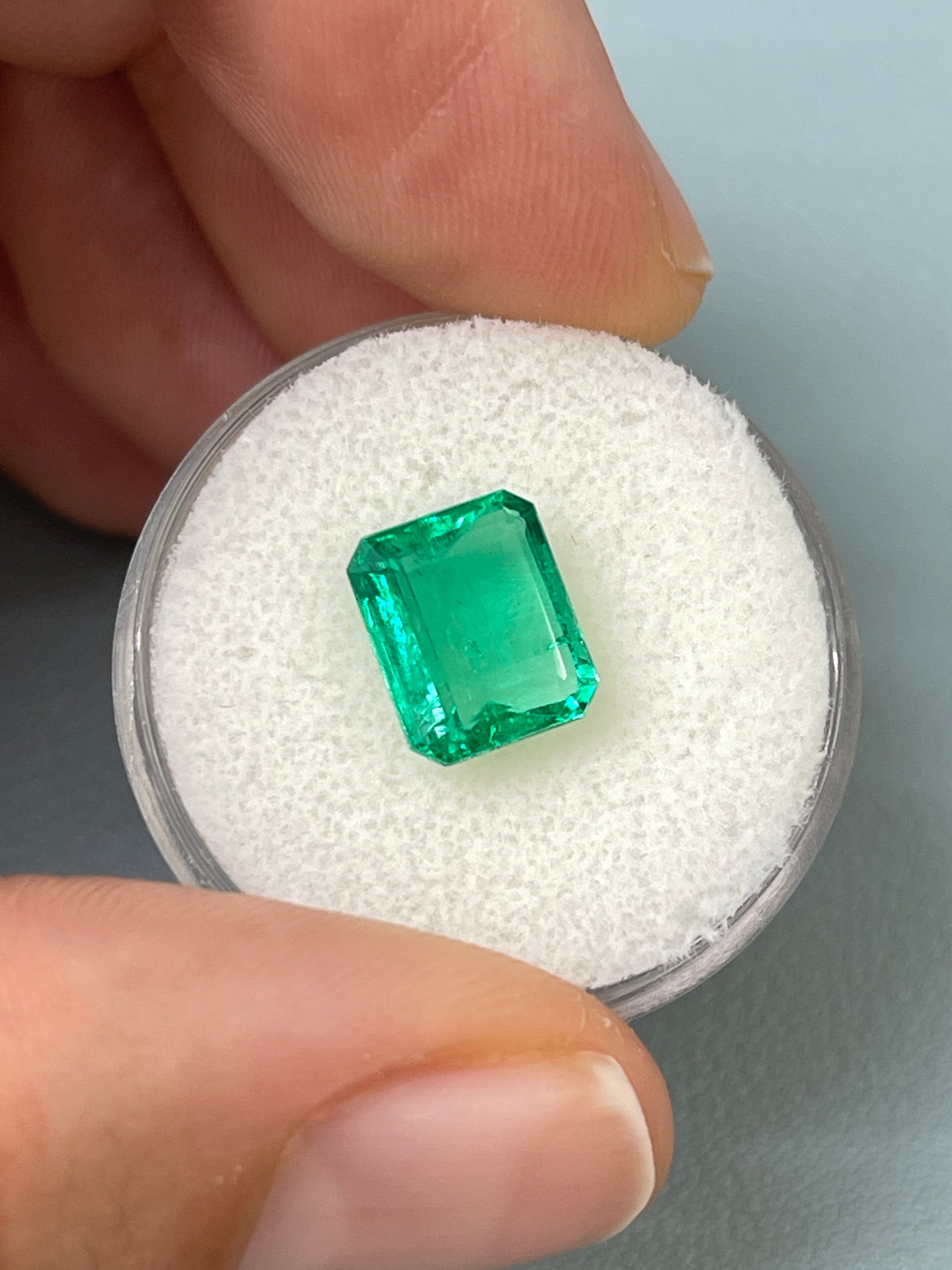 2.85 Carat 9.4x8mm Natural Colombian Loose Emerald Gemstone - Emerald Cut, Vivid Green Crystalline Clarity for Jewelry Making, Engagement Rings & Luxury Gifts