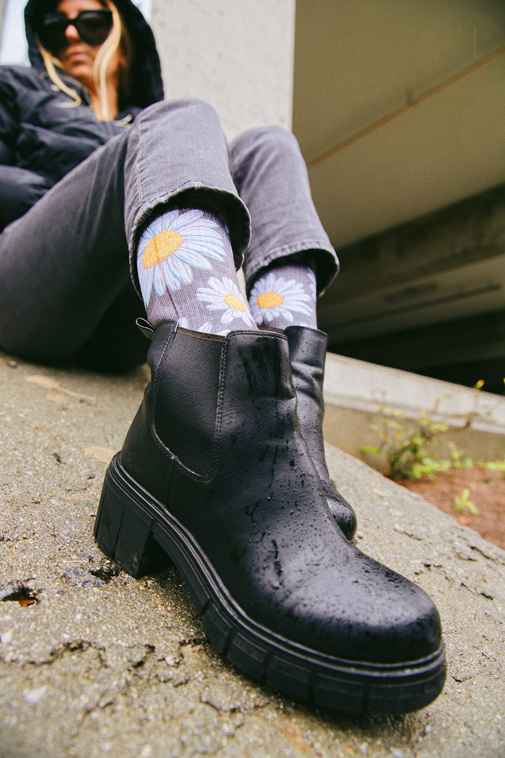 MERGE4 Spring Daisies Crew Socks for Men & Women - Floral Print Non-Slip Comfort Socks with Arch Support - Perfect for Work, Running & Everyday Wear