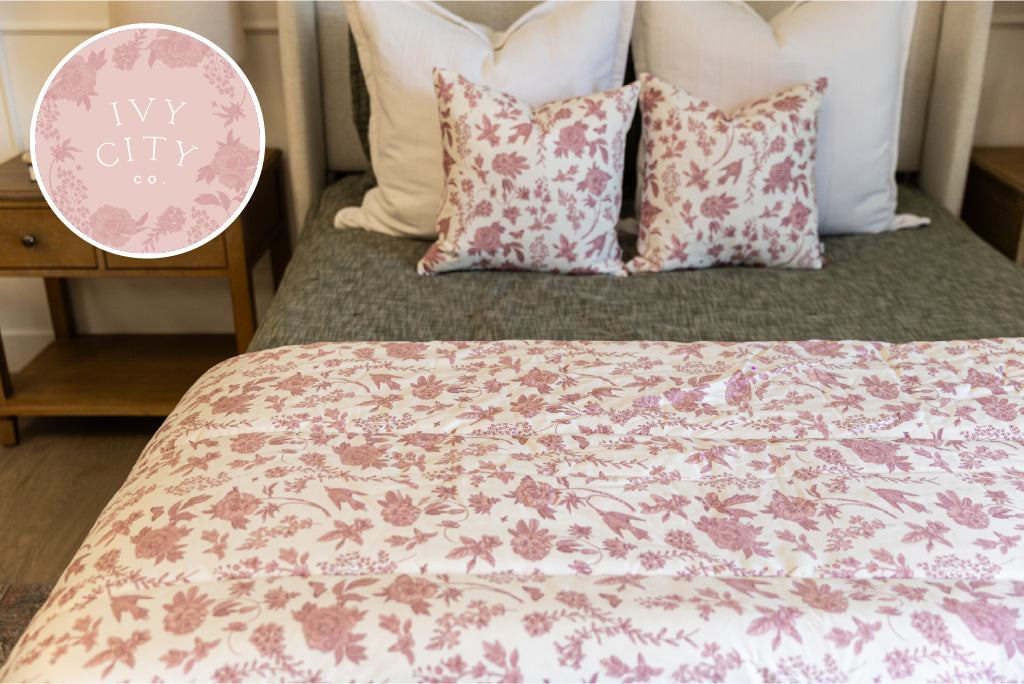 Cozy Ivy Pattern Fleece Blanket - Soft & Warm Throw for Bed, Couch, and Outdoor Use - Perfect for Gifts, Home Decor, and Camping