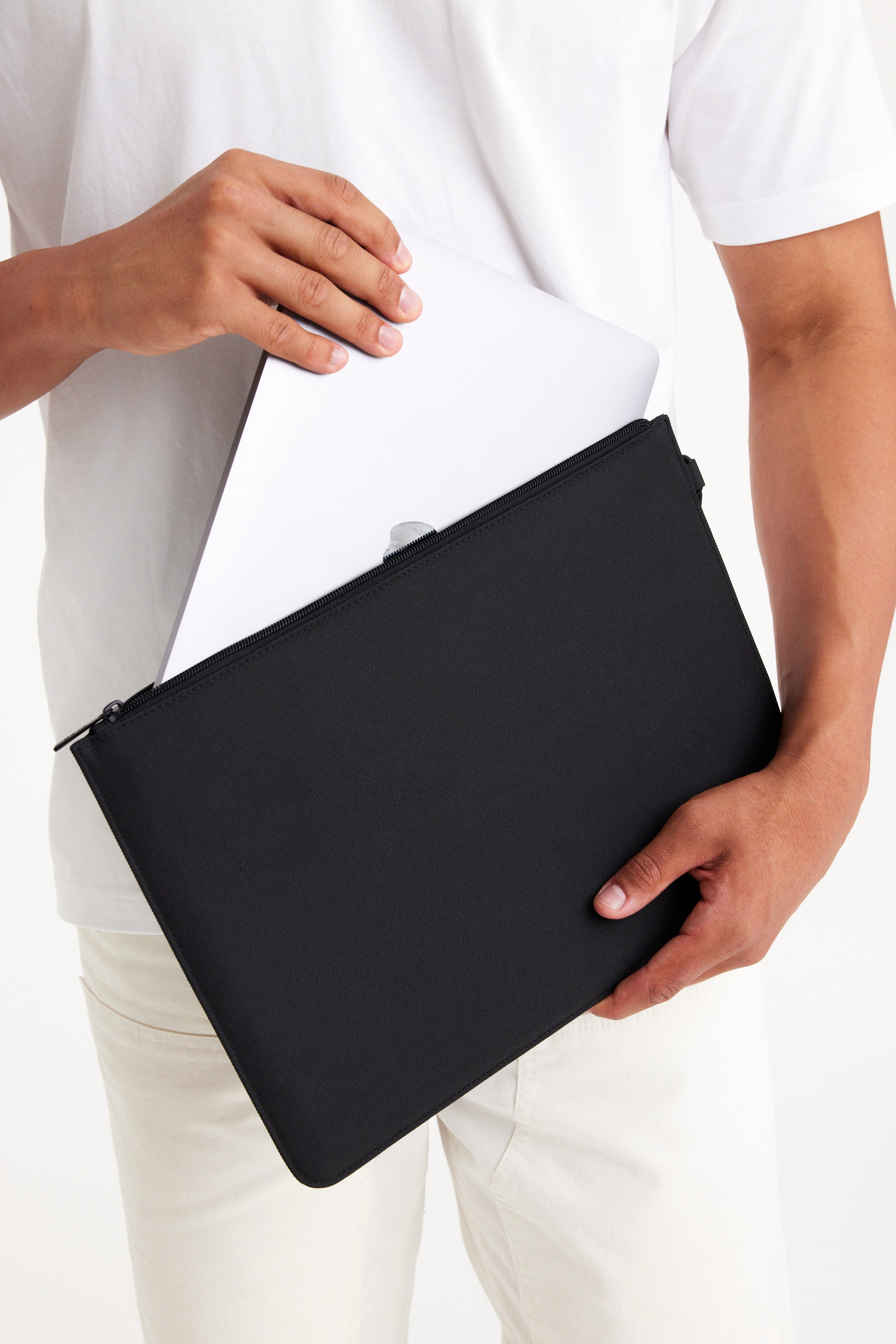 Beis The BÉISics Black Laptop Sleeve Case - Lightweight & Protective Pouch for 13-15 Inch MacBook, Laptops - Perfect for Travel, Work & School