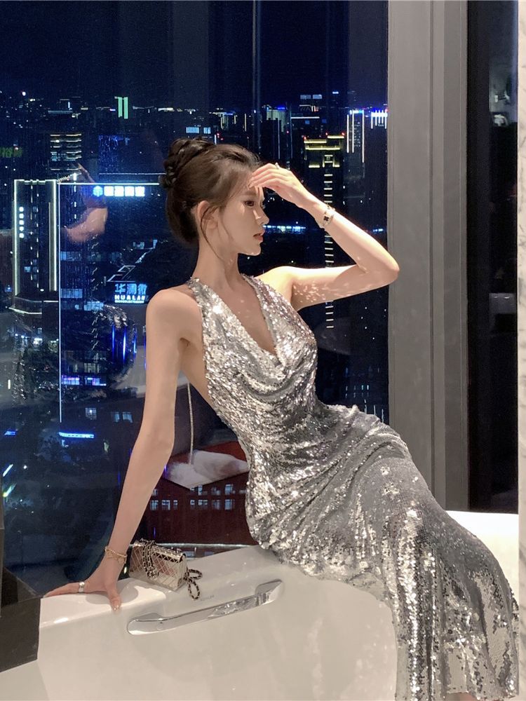Elegant Deep V Neck Sequined Silver Evening Gown - Halter Neck Prom Dress for Women 1921 Style - Perfect for Cocktail Parties, Gala Events & Formal Occasions