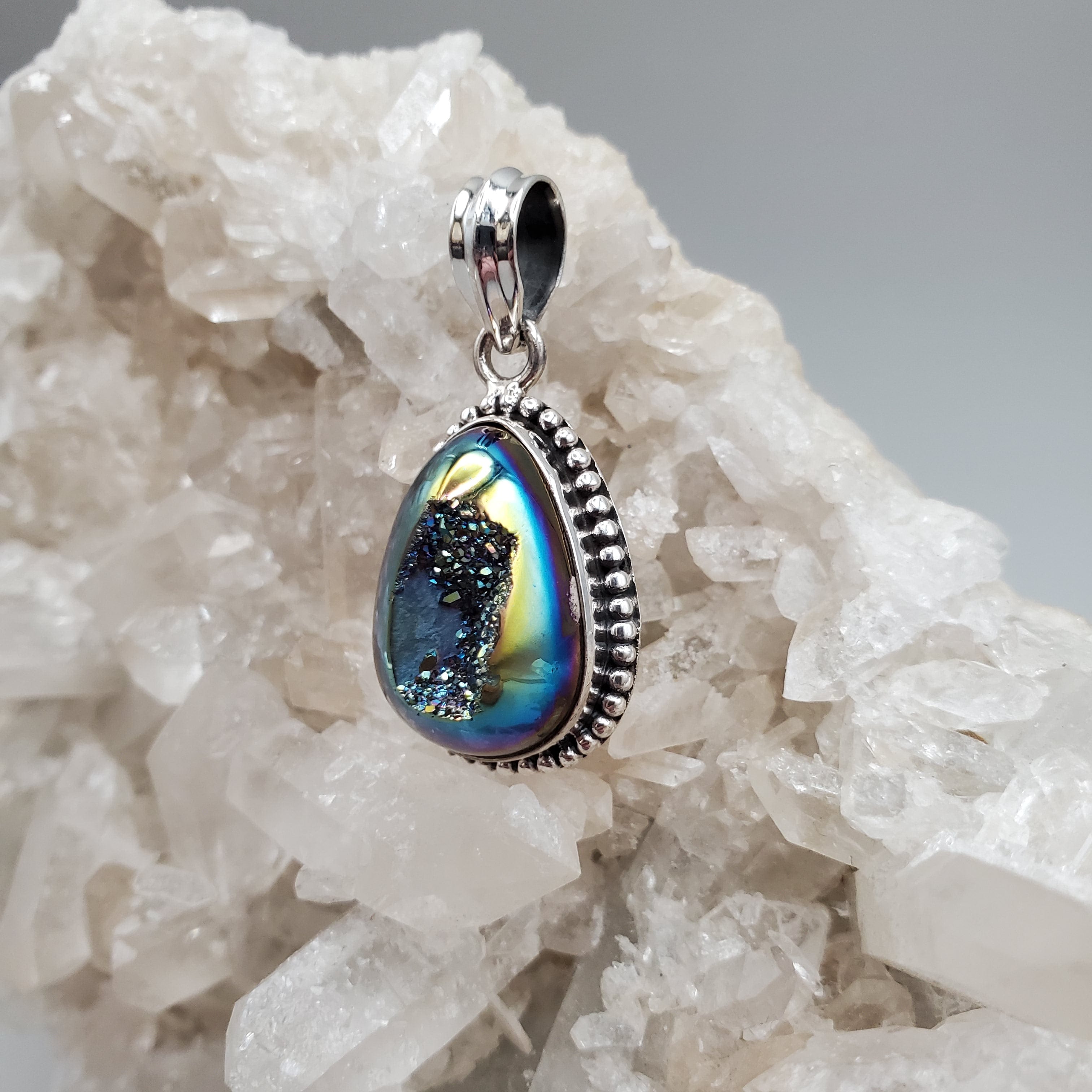 Aura Druzy Pendant Necklace - Natural Crystal Jewelry for Women, Healing Stone Pendant with Adjustable Chain - Perfect for Meditation, Yoga & Spiritual Gifts