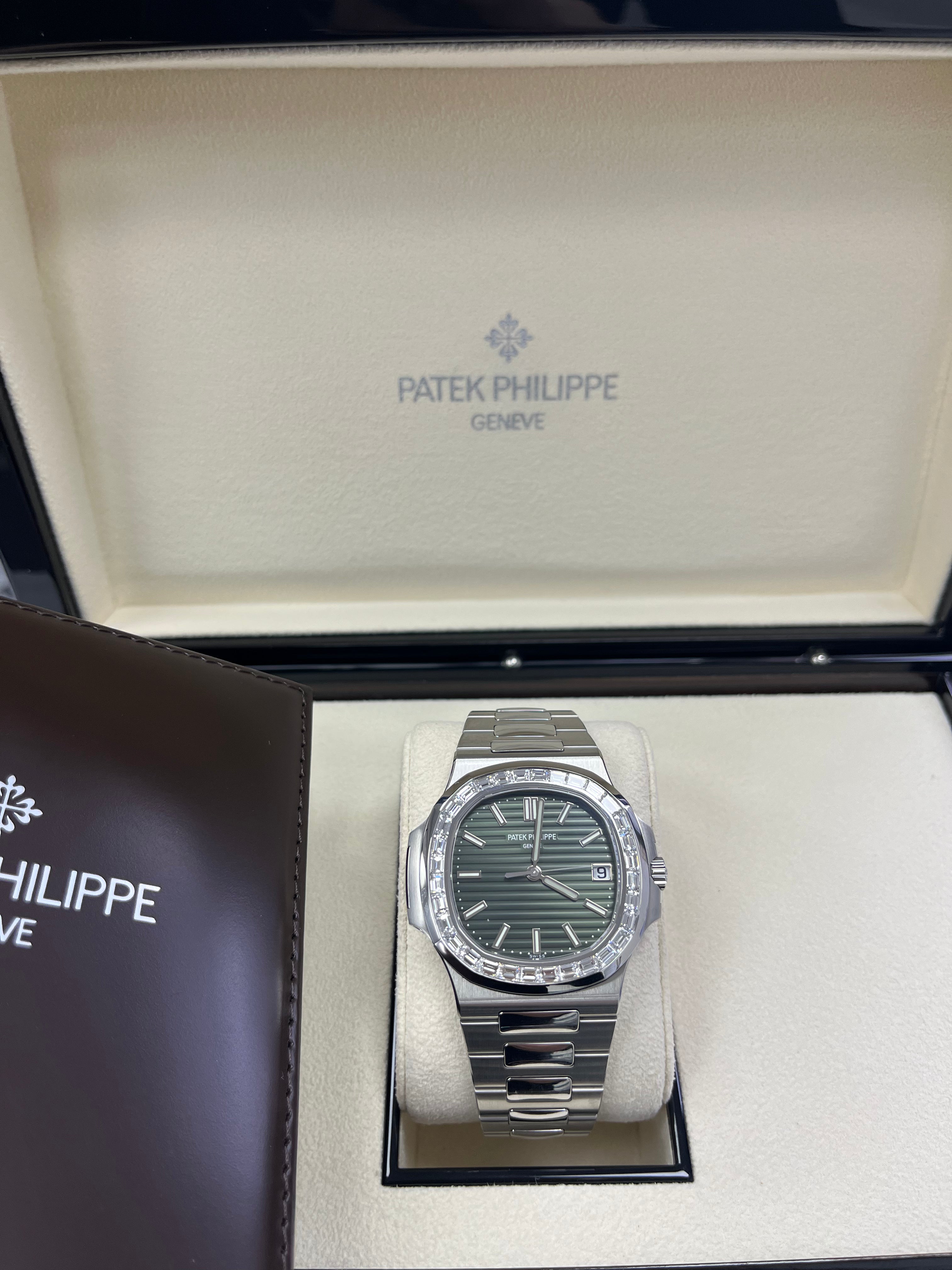 Patek Philippe Nautilus 5711/1300A-001 Luxury Watch with Green Dial - Perfect for Business Meetings & Formal Events