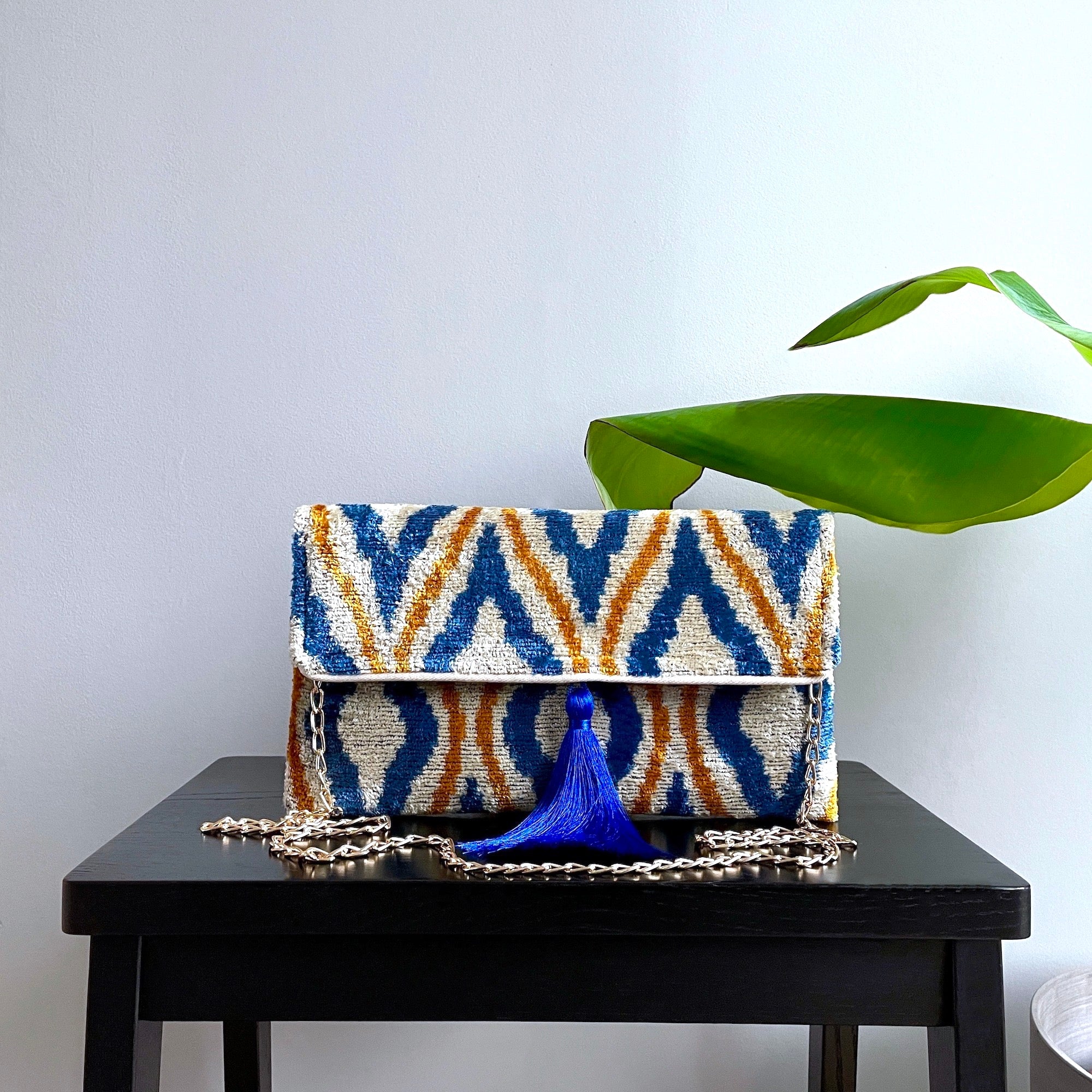 Stylish Ikat Print Clutch Bag for Women - Trendy Handheld Evening Purse - Perfect for Parties, Weddings & Special Occasions