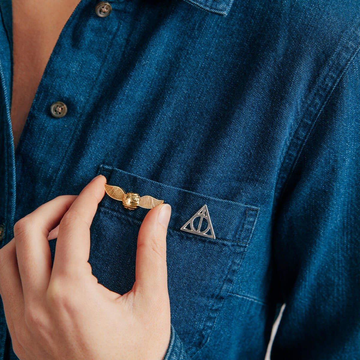Harry Potter™ Golden Snitch Enamel Pin - Collectible Jewelry for Fans, Cosplay, Gifts & Harry Potter Merchandise - Perfect for Backpacks, Jackets & Harry Potter Themed Events