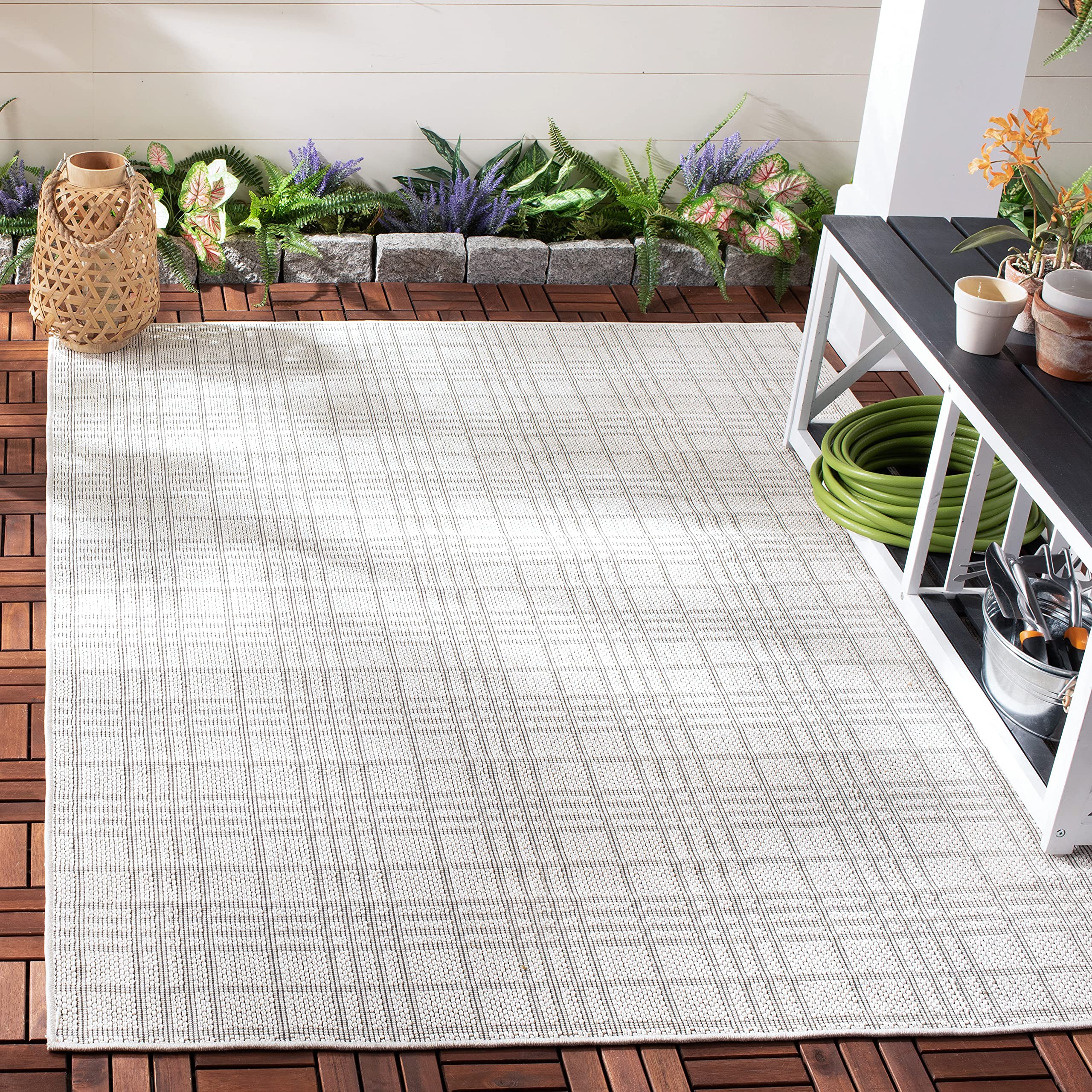 SAFAVIEH Bermuda Collection Area Rug 6'7