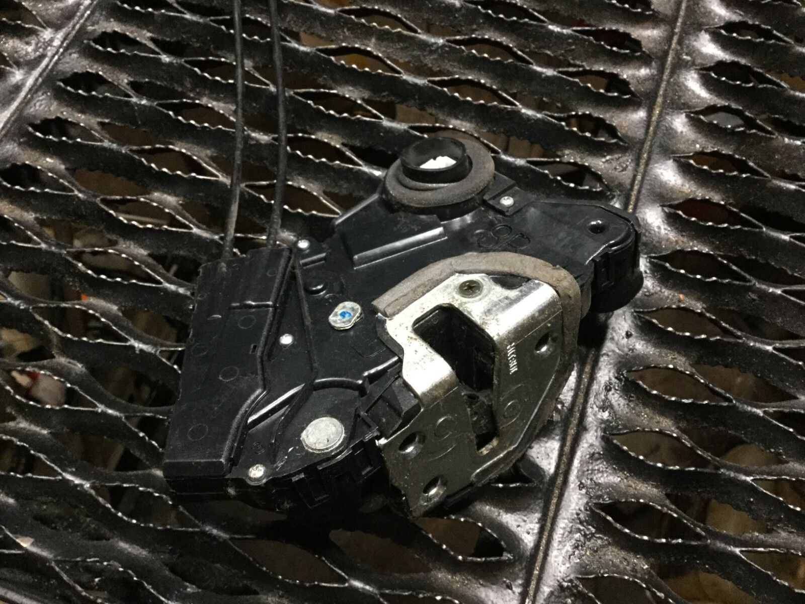 04-09 Toyota Prius Front Right Passenger Door Lock Actuator OEM Replacement Part - Perfect for Car Door Repair & Maintenance