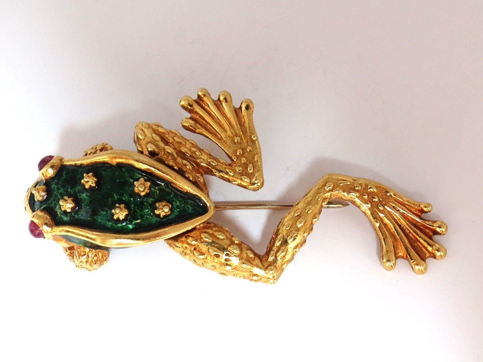 18KT Gold Toad Pin with Green Enamel - Intricate 3D Vintage Brooch for Women, Unique Jewelry Gift for Collectors & Nature Lovers (Perfect for Lapel, Scarf, Hat Decoration)